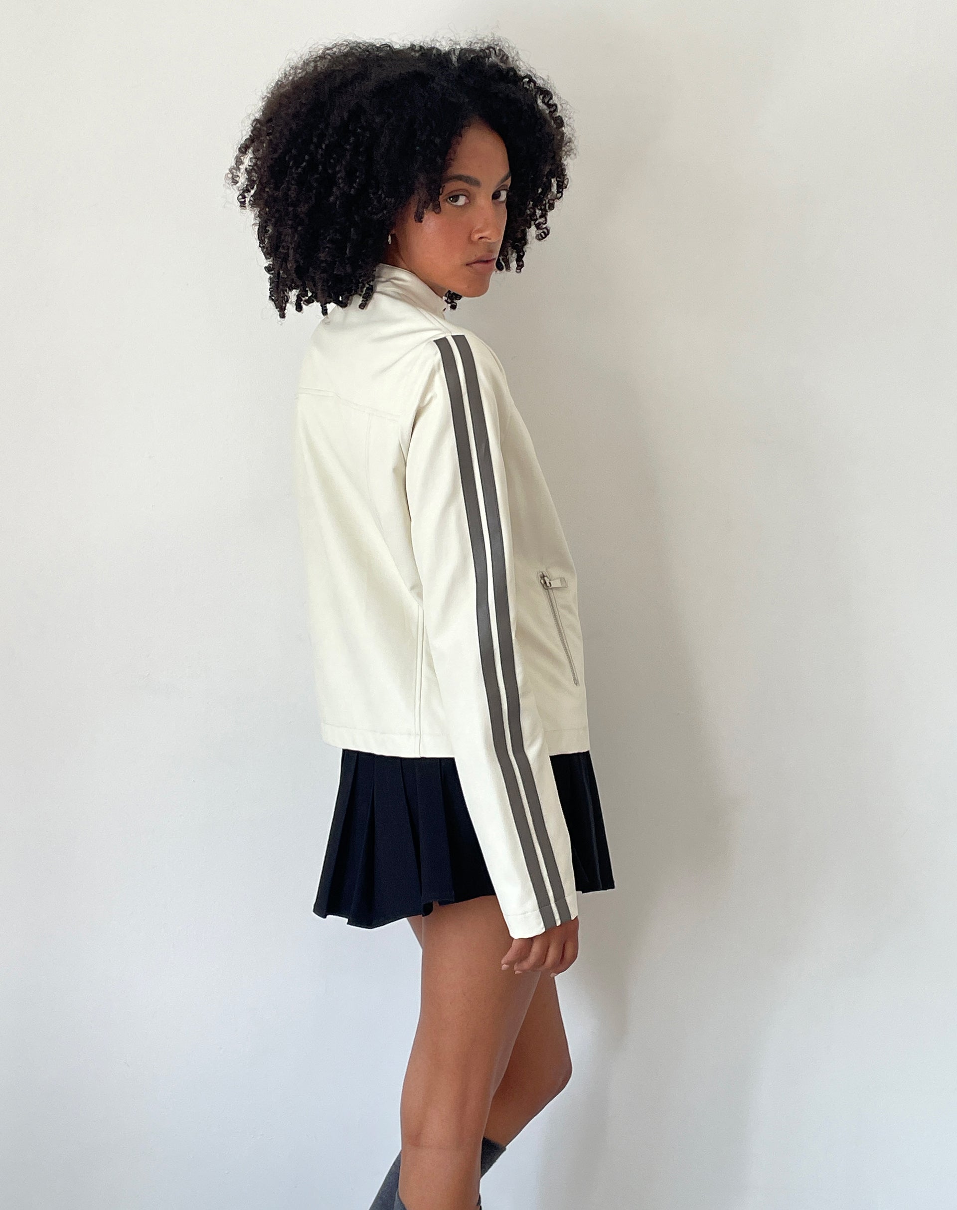 Imagen de Jacquie Zip Up Jacket en PU Crema con Raya Marrón