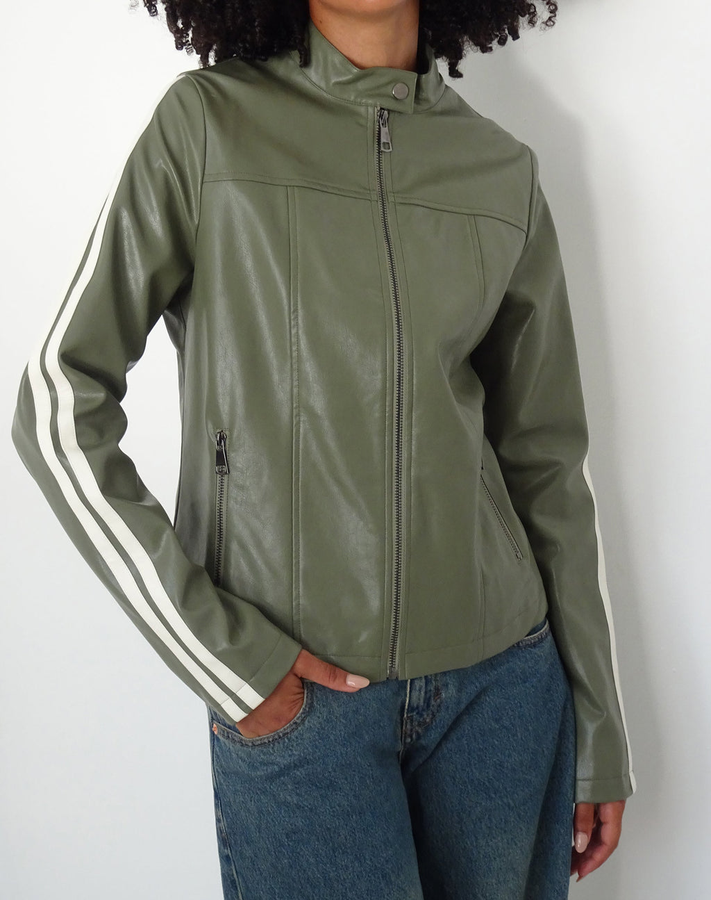 Chaqueta motera Jacquie Zip Up en PU verde con raya marfil