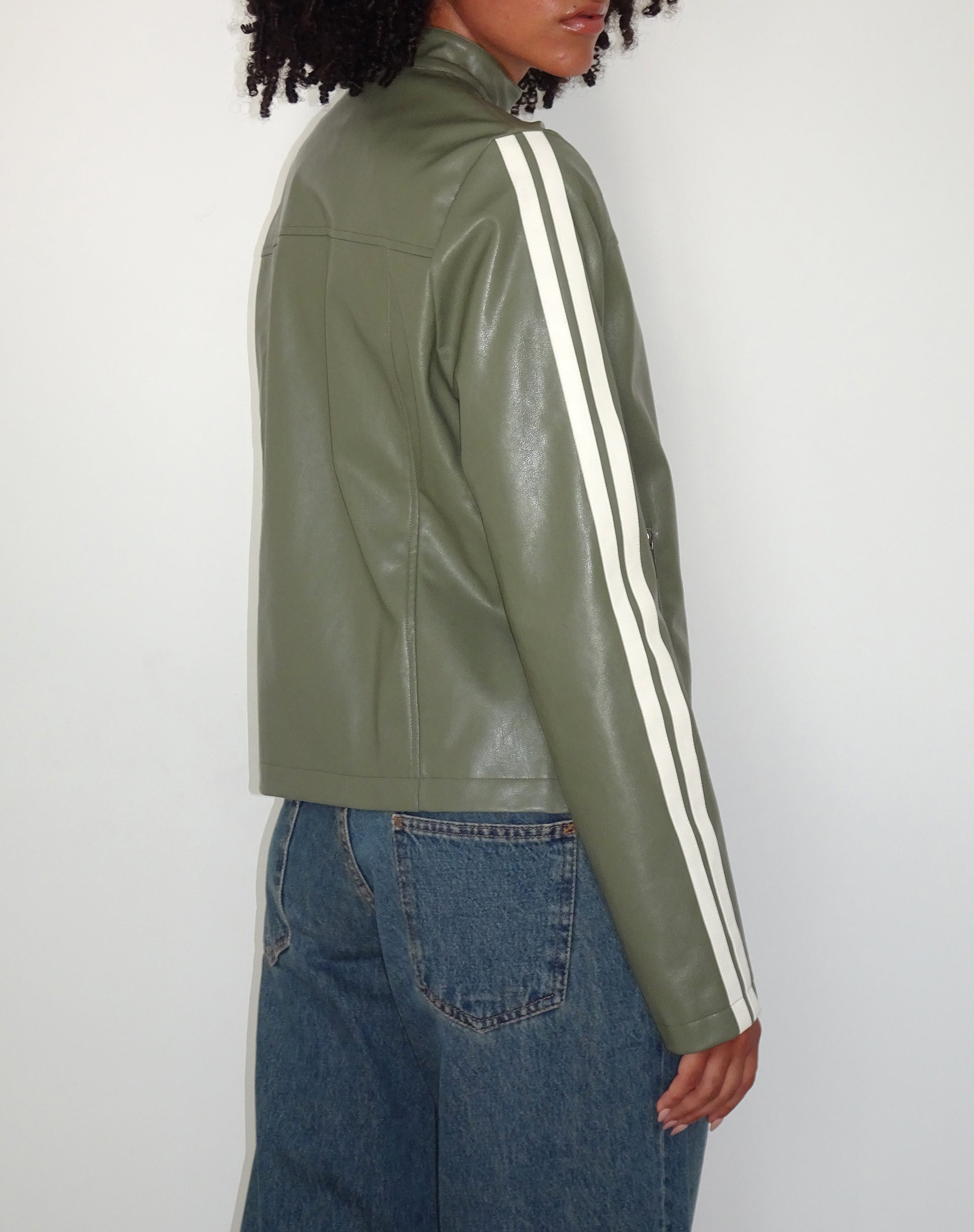 Imagen de Jacquie Zip Up Biker Jacket en PU verde con raya marfil
