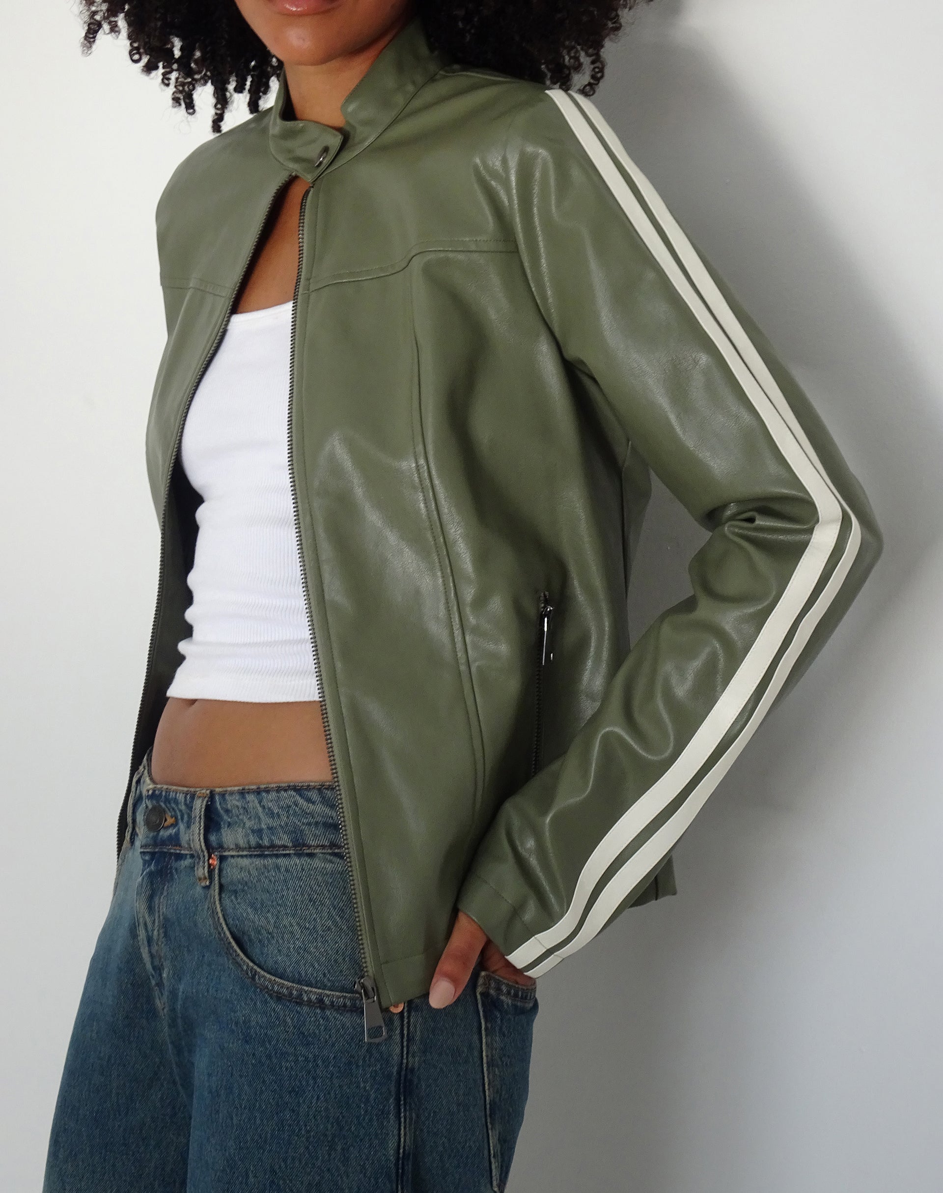 Imagen de Jacquie Zip Up Biker Jacket en PU verde con raya marfil
