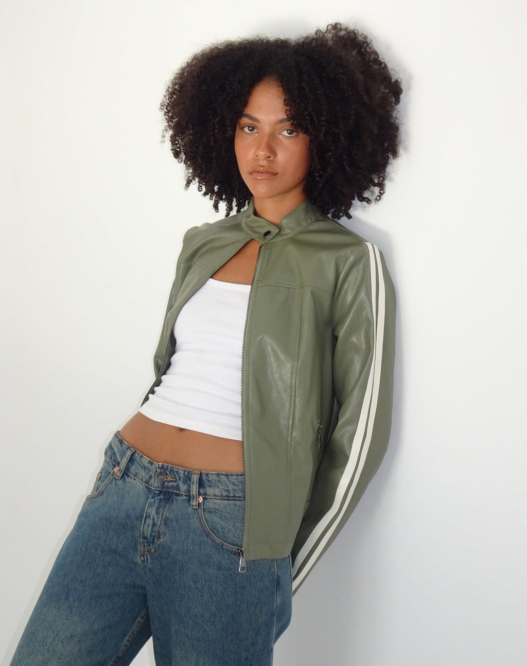 Chaqueta motera Jacquie Zip Up en PU verde con raya marfil