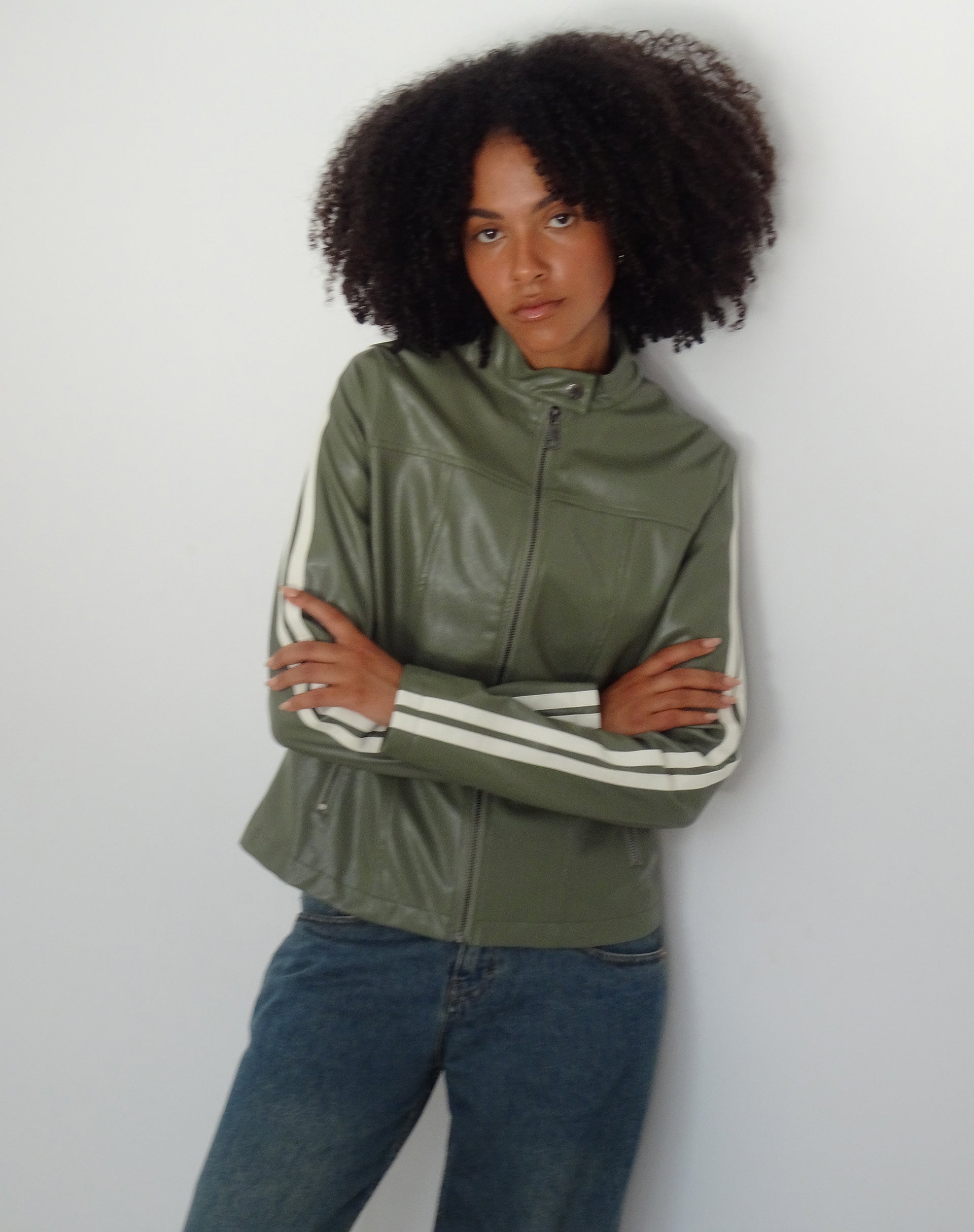 Imagen de Jacquie Zip Up Biker Jacket en PU verde con raya marfil