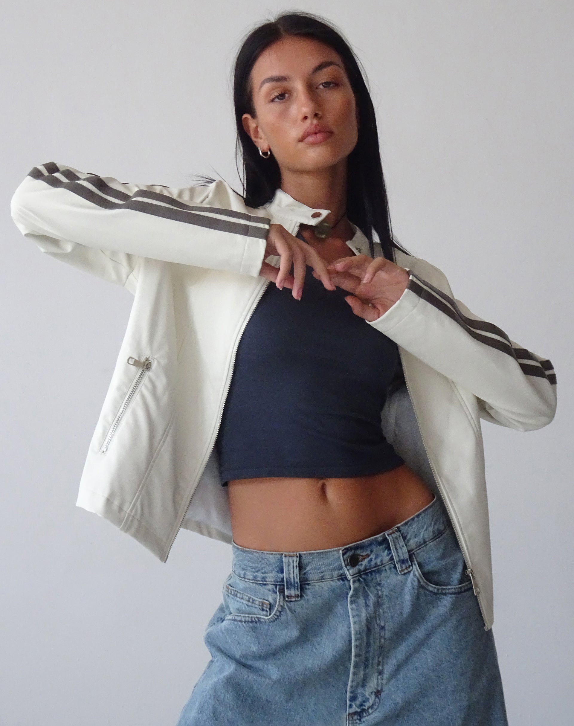 Imagen de Jacquie Zip Up Jacket en PU Crema con Raya Marrón