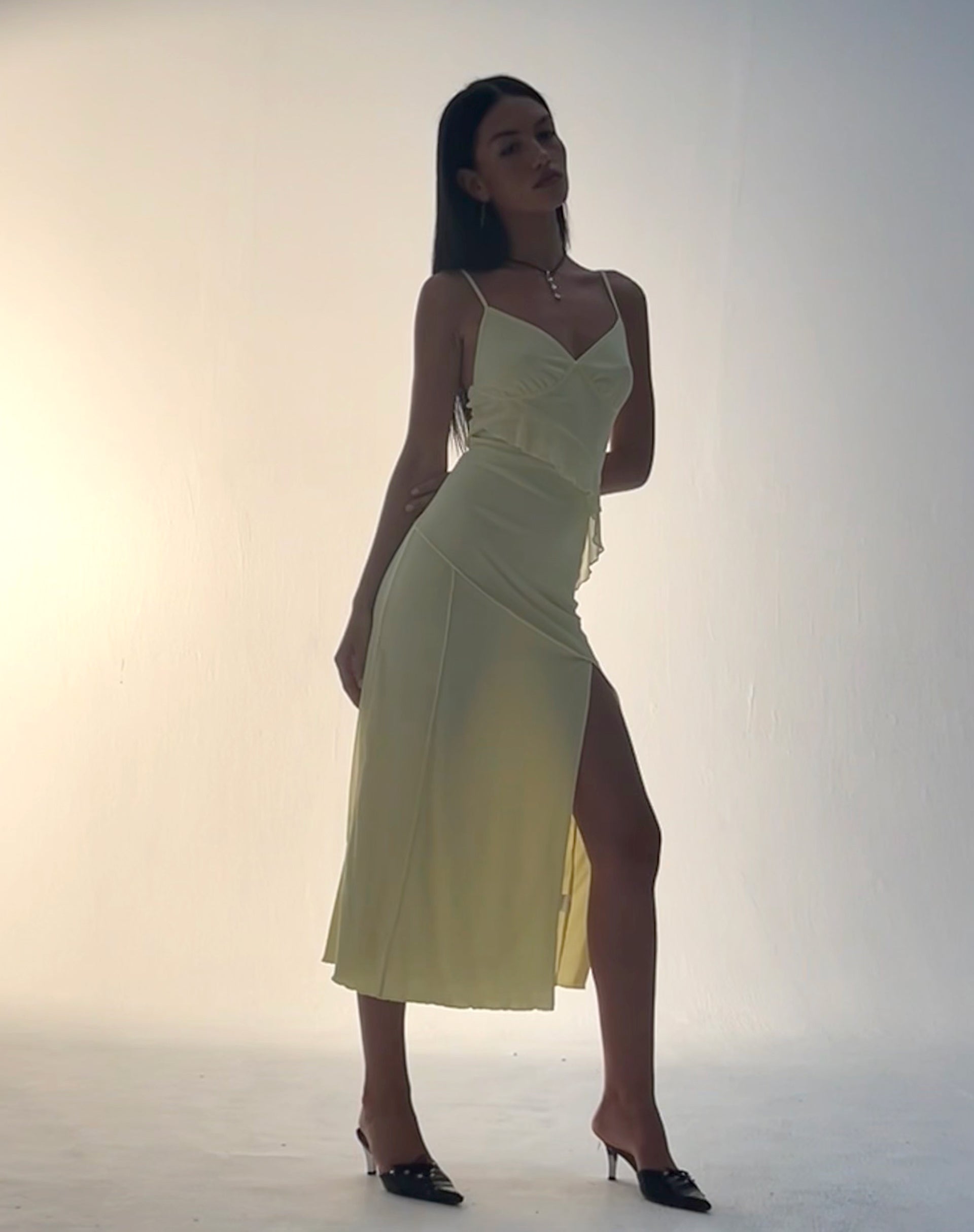 Imagen del vestido Jacy Ruffle Midi Dress in Mesh Lemon