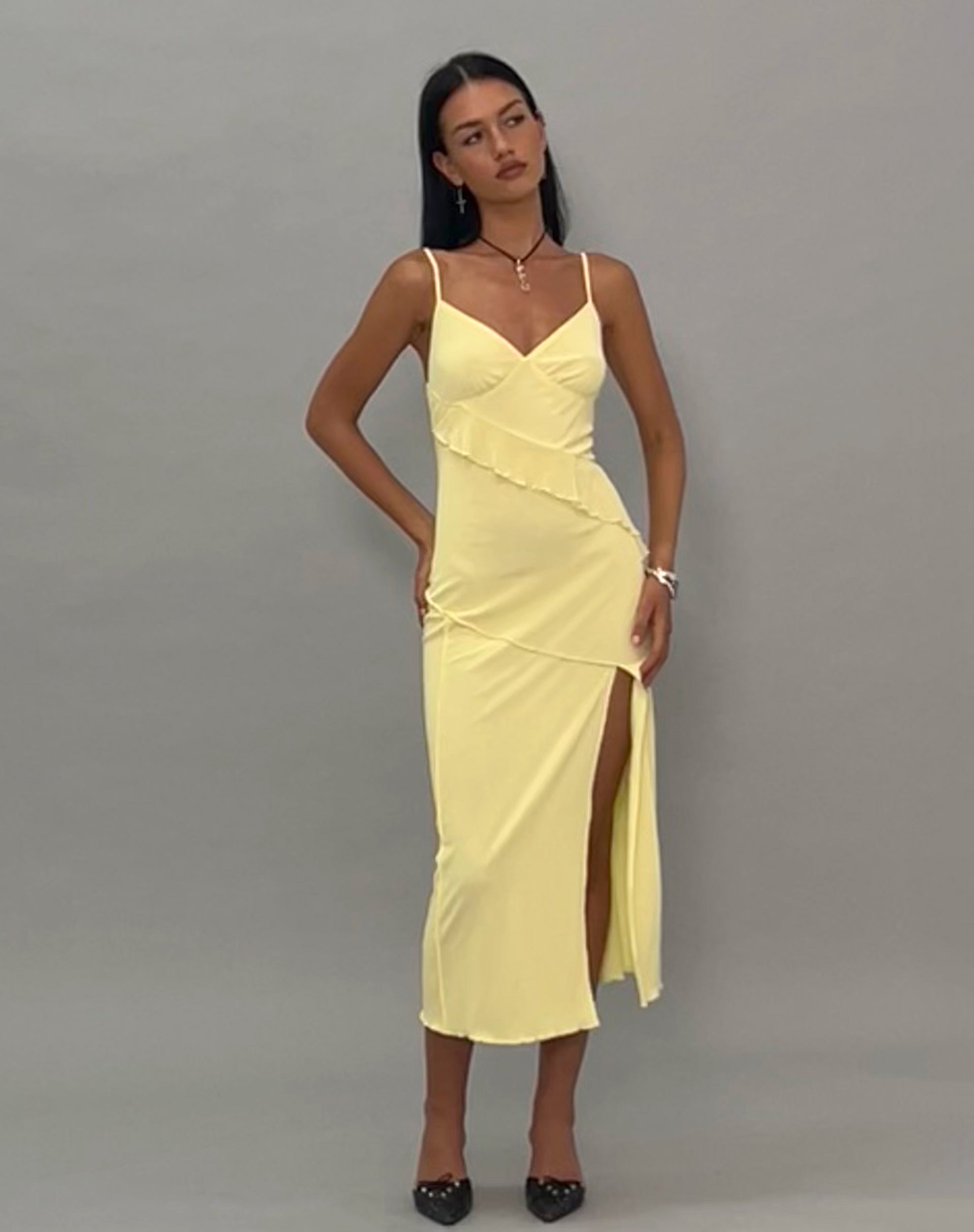 Imagen del vestido Jacy Ruffle Midi Dress in Mesh Lemon