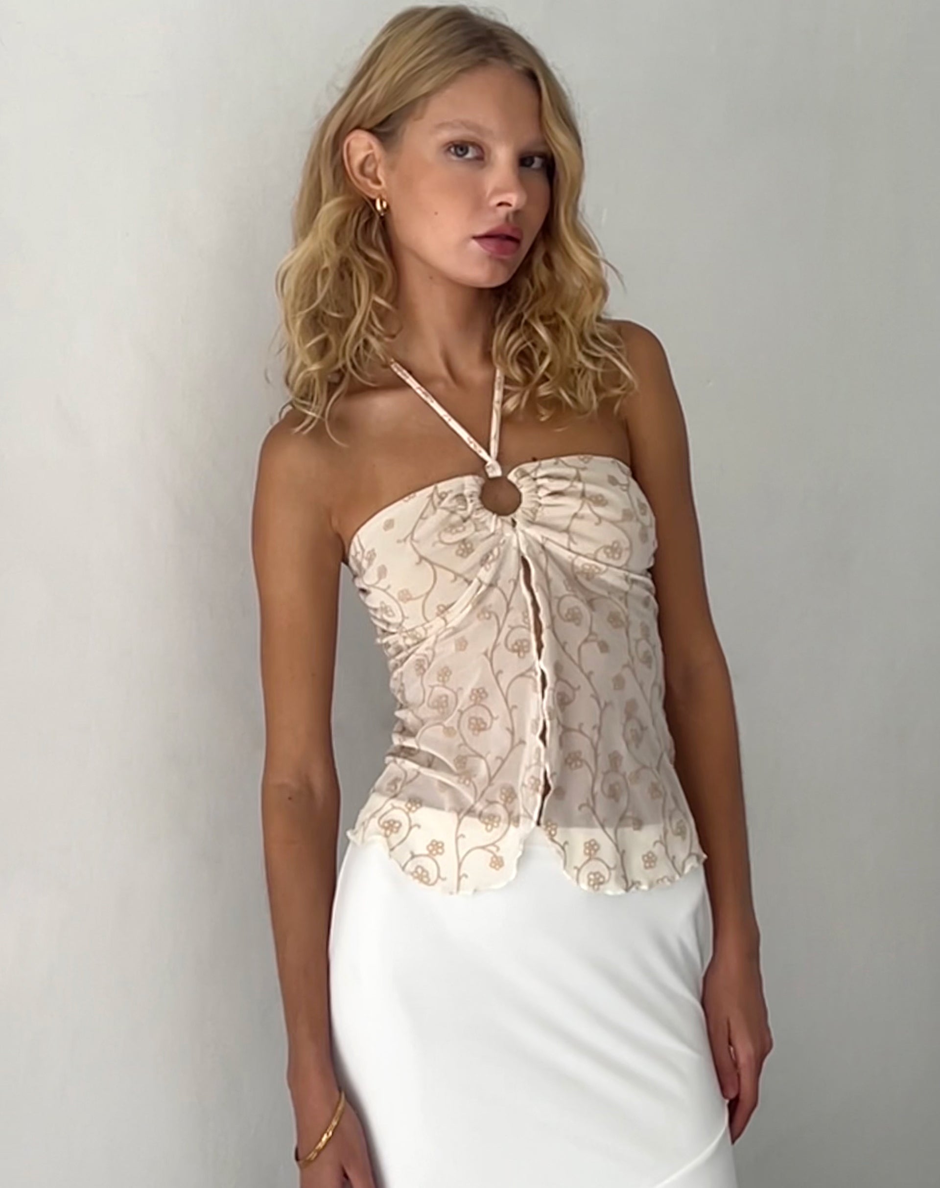Imagen de Janar Top Cuello Haltern en Flock Floral Beige Dainty