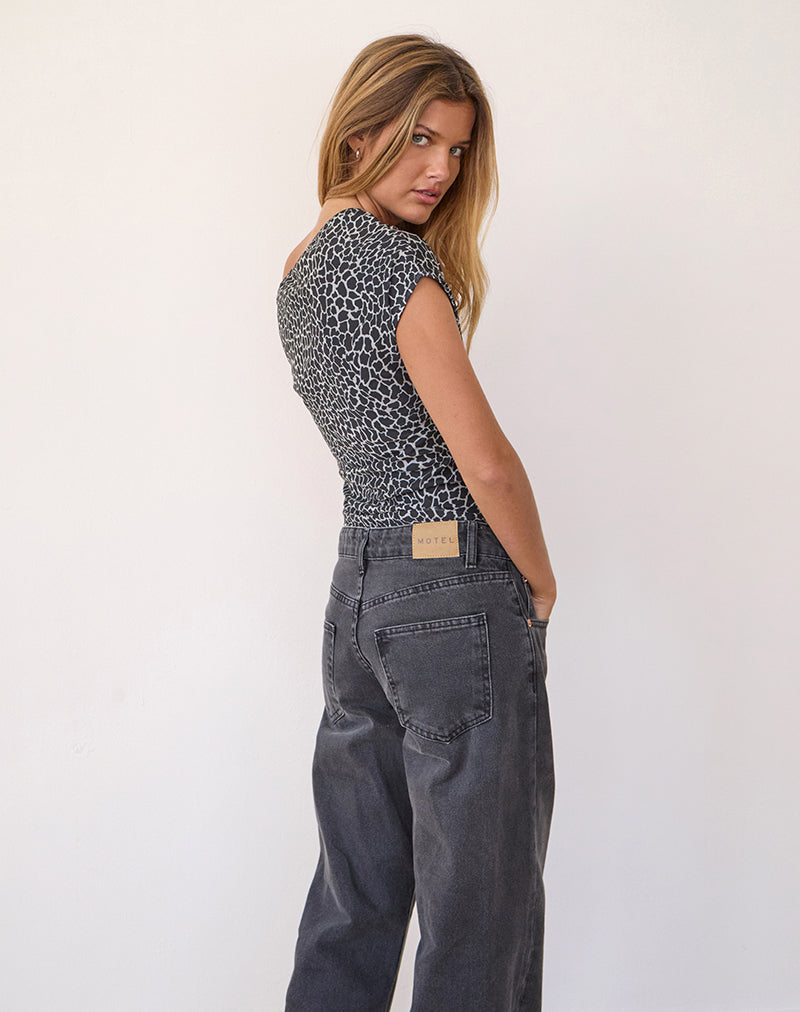 Imagen de Jaridah Asymmetric Slouch Top in Giraffe Negro y Crema