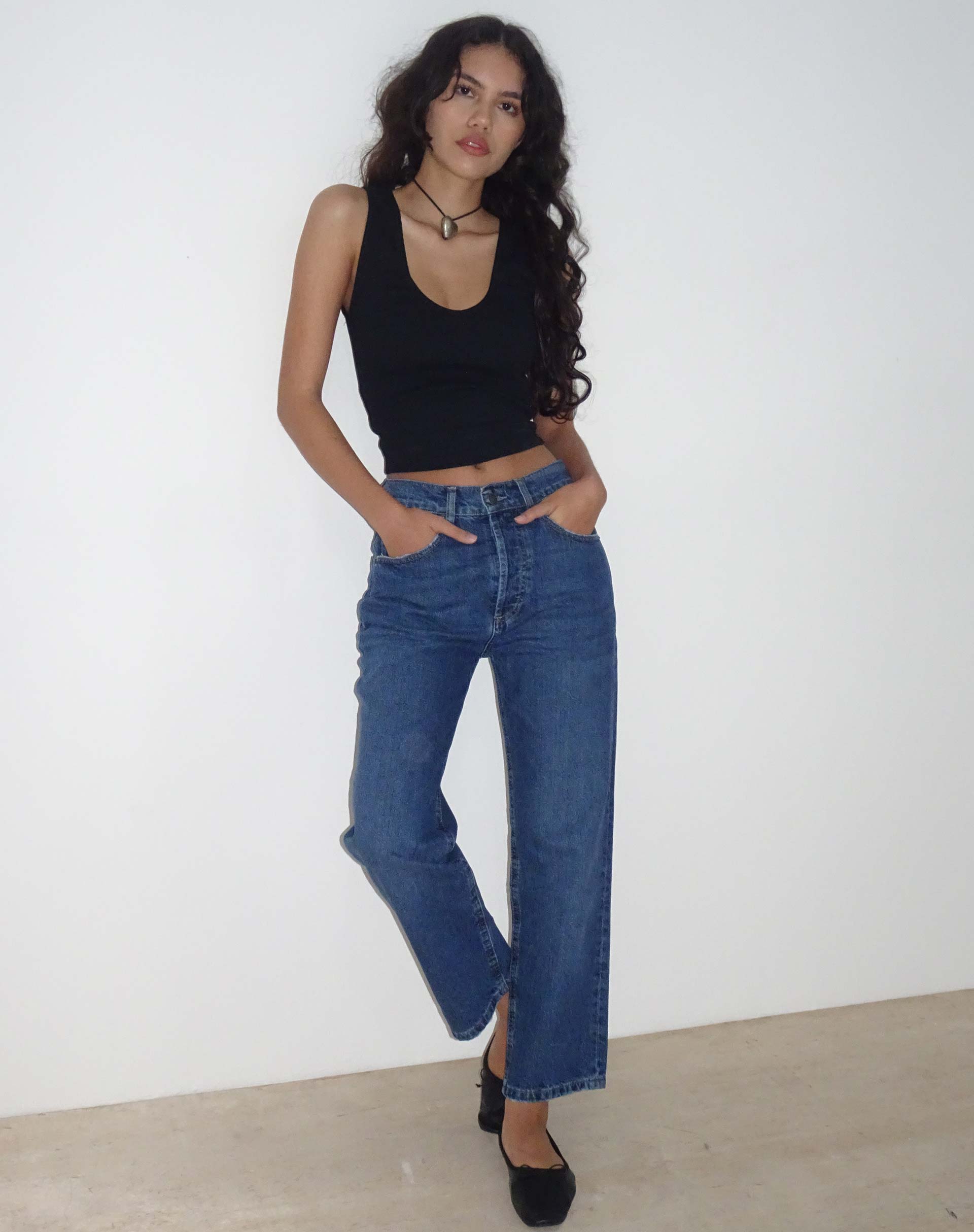 Imagen de Mid Rise Straight Leg Jeans in Mid Blue Used Denim