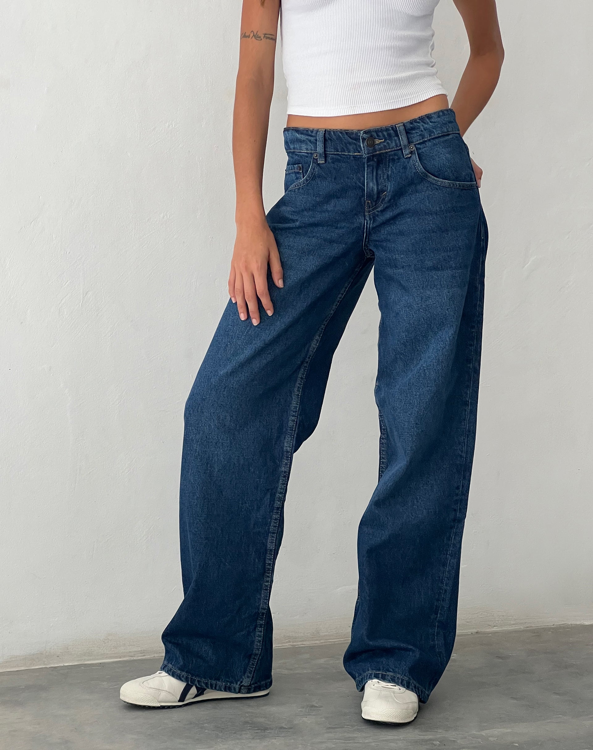 Imagen de Low Rise Parallel Jeans en Mid Blue Used