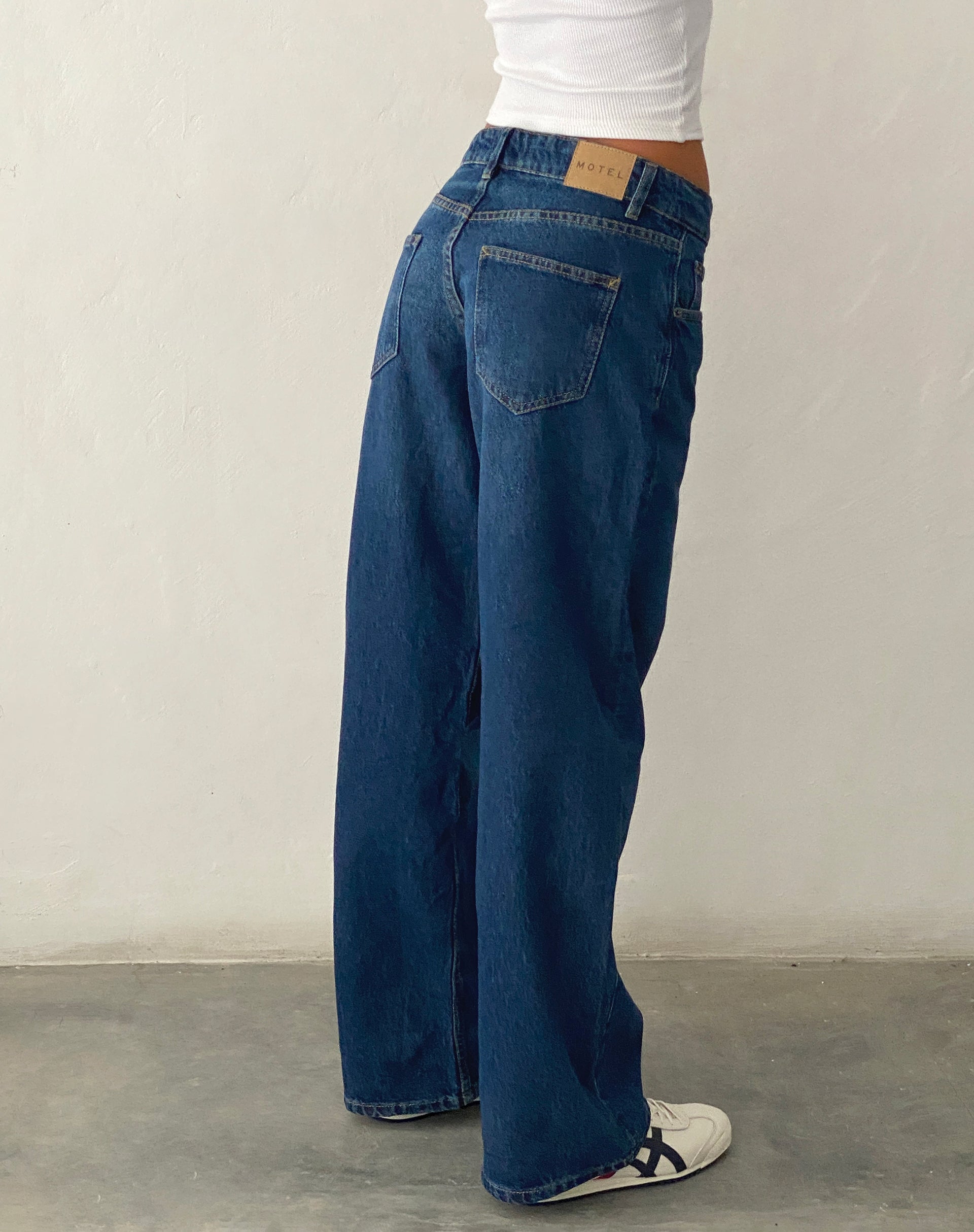 Imagen de Low Rise Parallel Jeans en Mid Blue Used