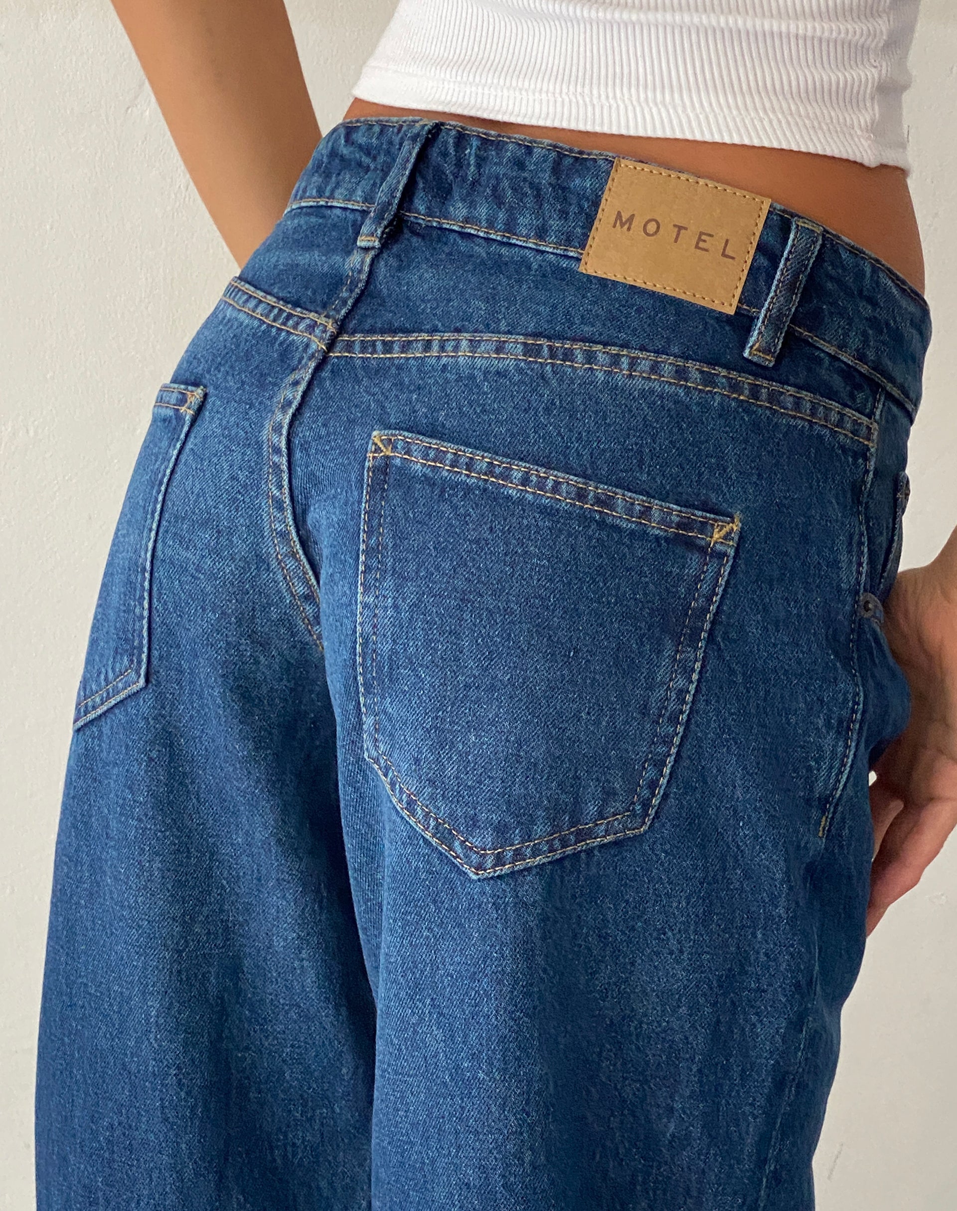 Imagen de Low Rise Parallel Jeans en Mid Blue Used
