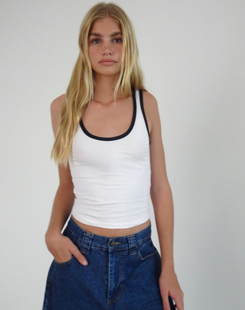 Imagen de la camiseta Jastiya en blanco con ribete negro