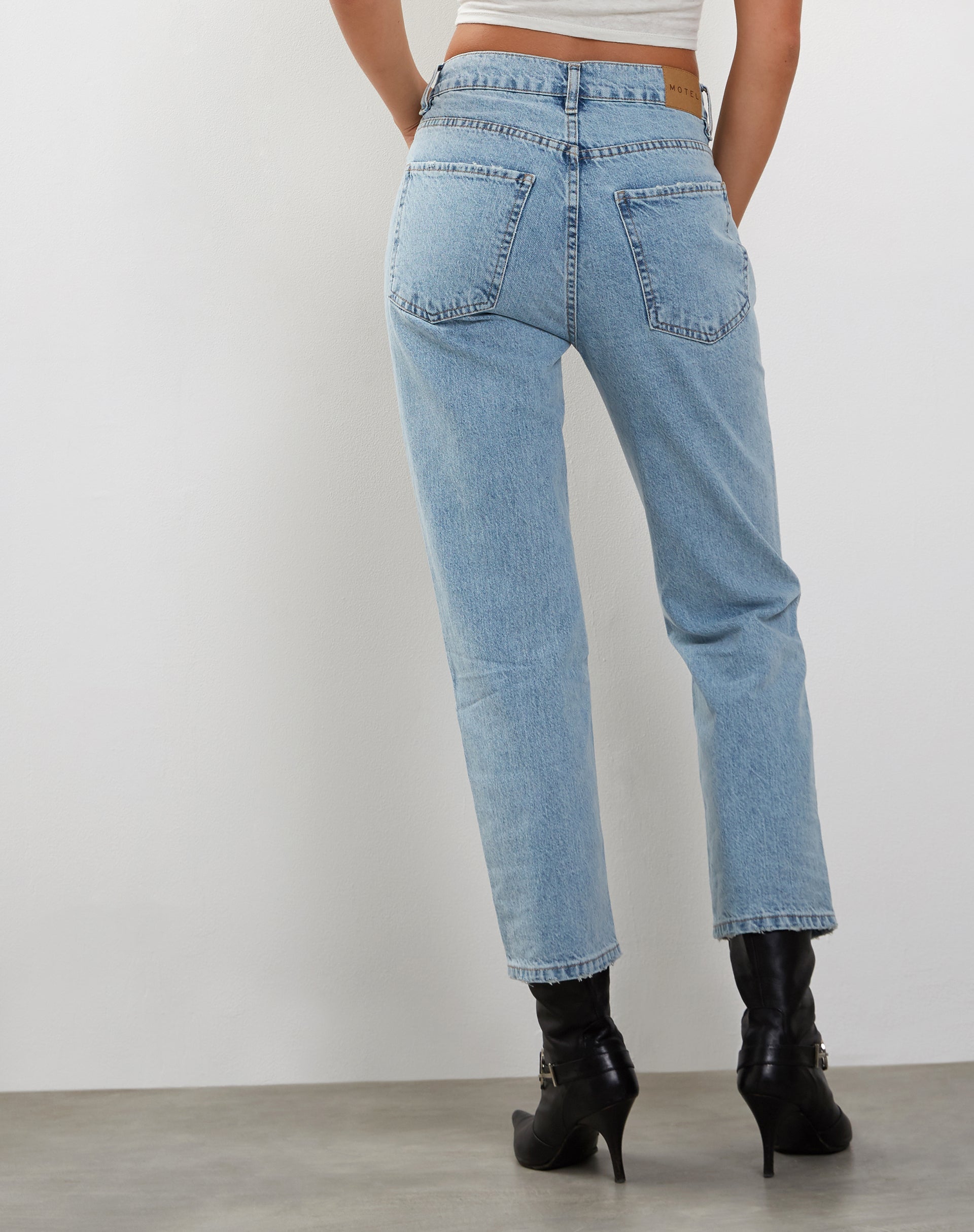 Imagen de vaqueros rectos de tiro medio en denim blanqueado