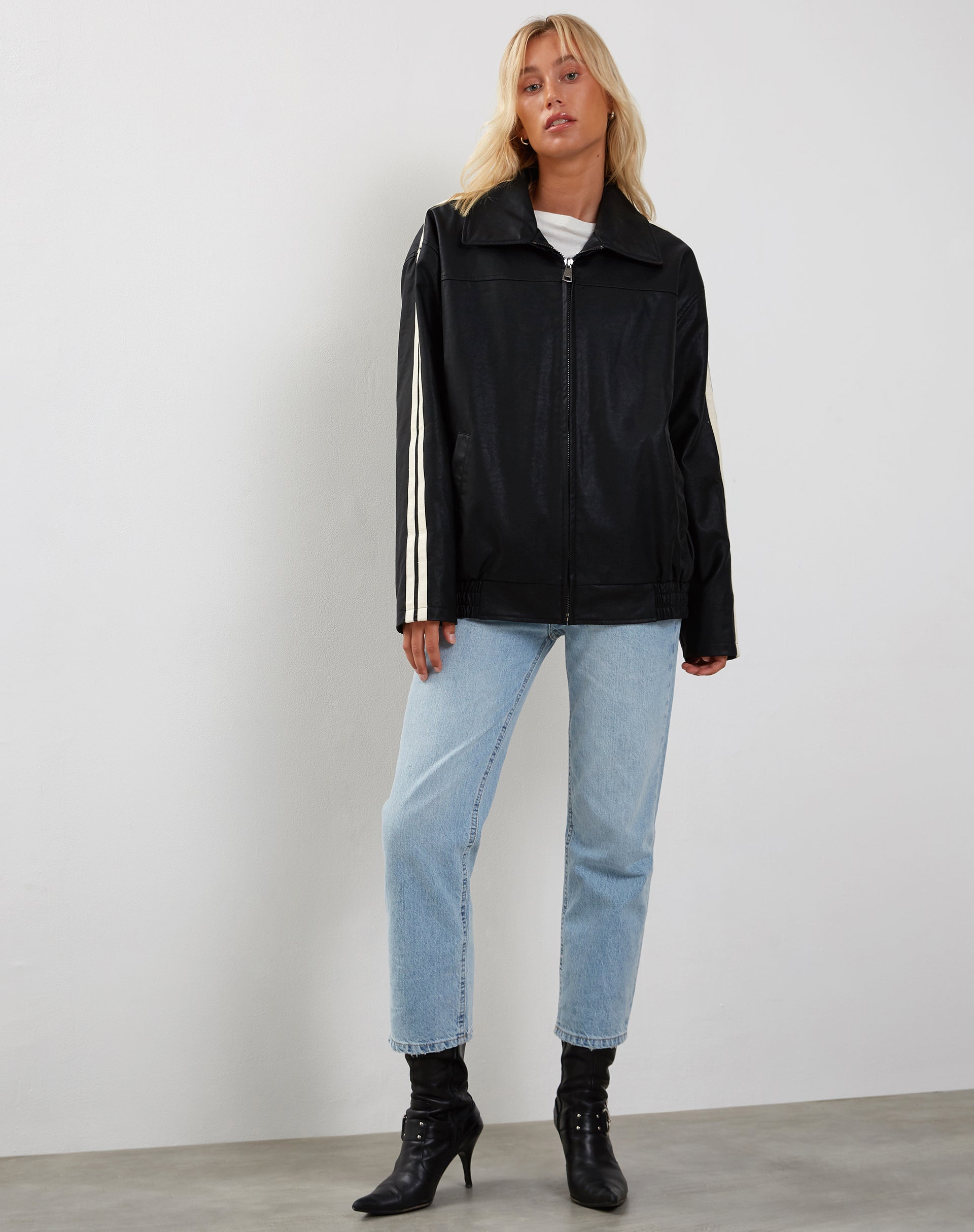 Imagen de la chaqueta Javana Zip Up en PU negro con raya beige