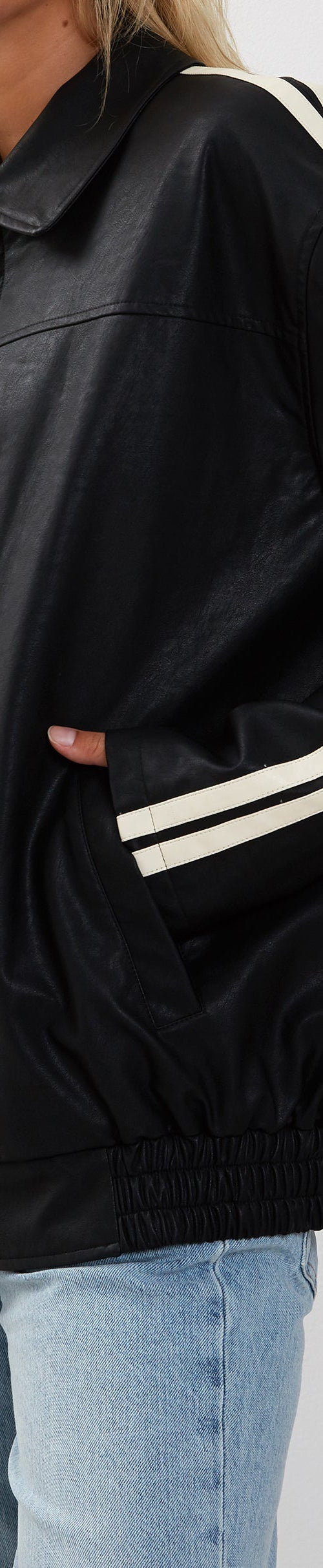 Imagen de la chaqueta Javana Zip Up en PU negro con raya beige