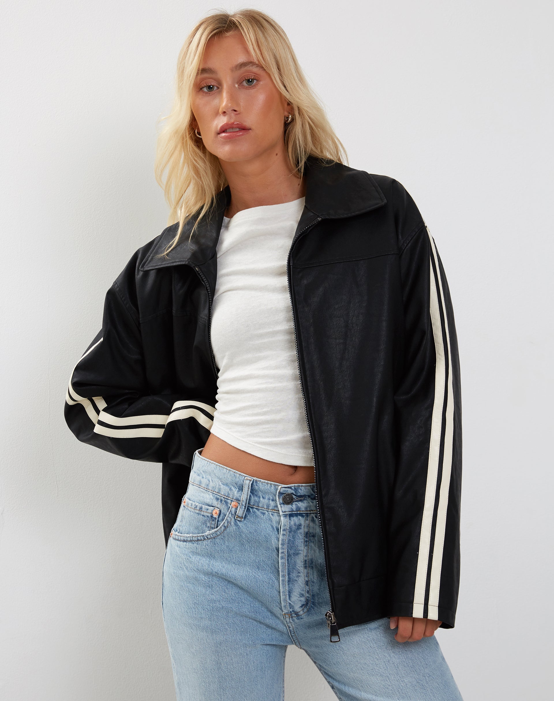 Imagen de la chaqueta Javana Zip Up en PU negro con raya beige