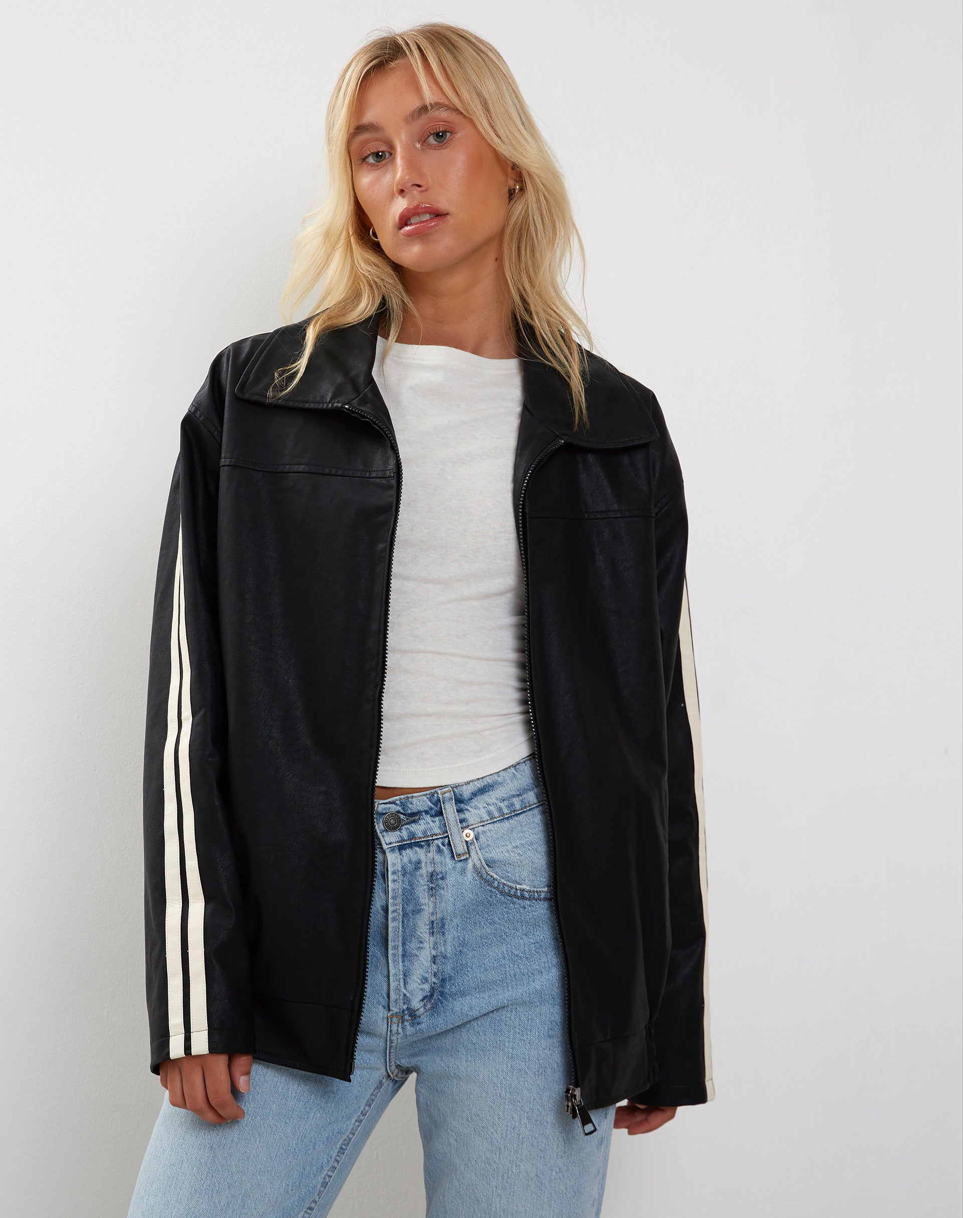 Imagen de la chaqueta Javana Zip Up en PU negro con raya beige