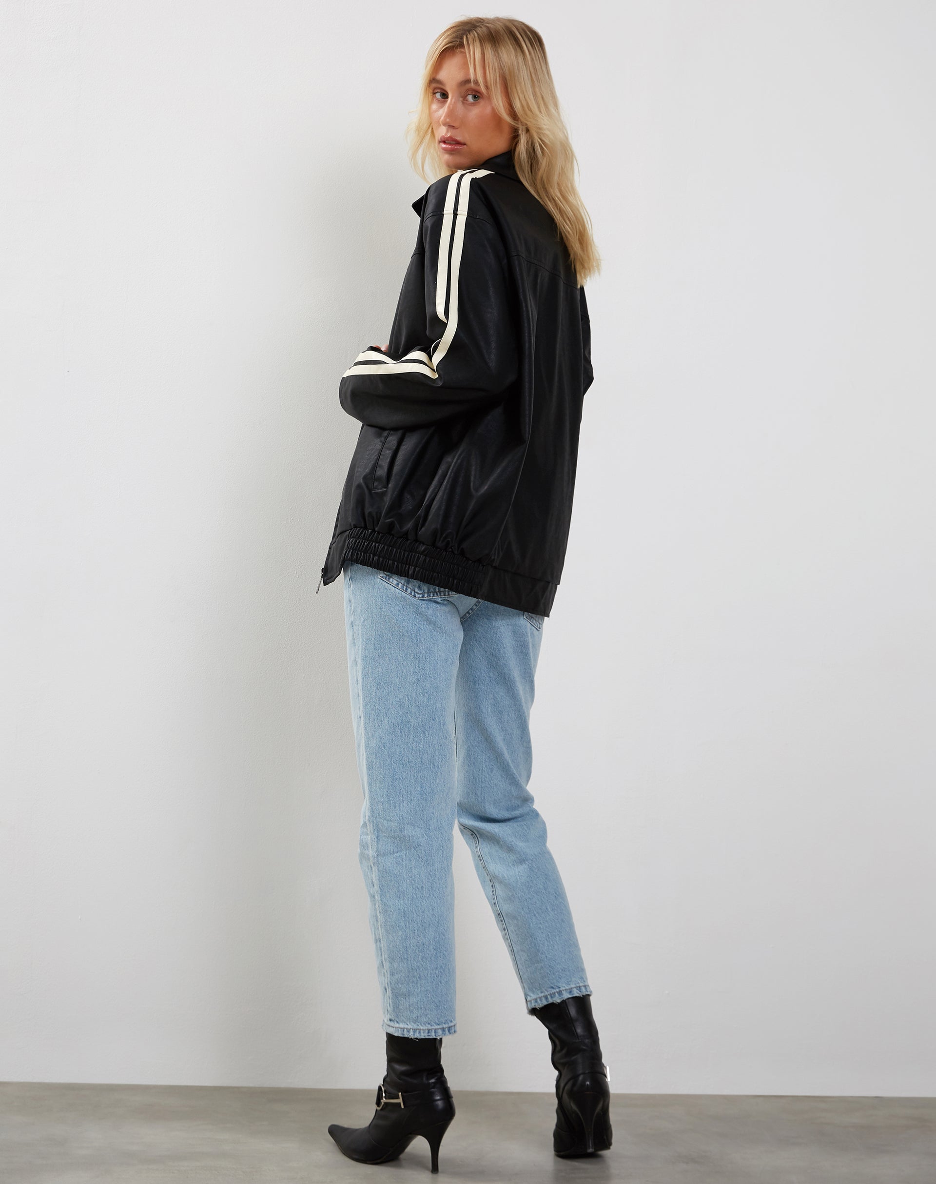 Imagen de la chaqueta Javana Zip Up en PU negro con raya beige