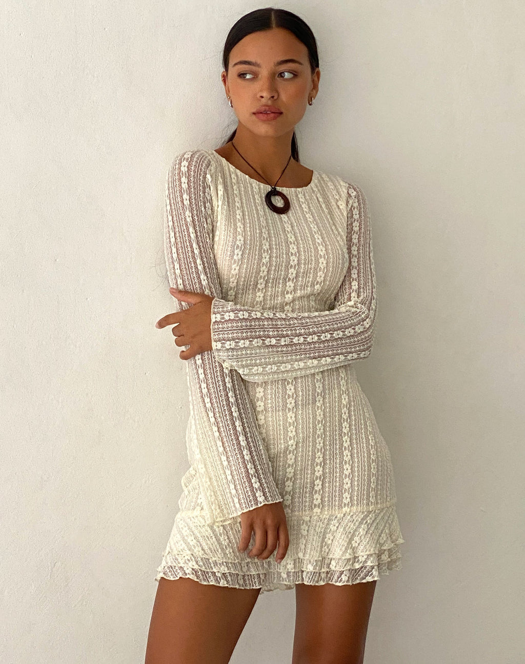 Mini Vestido de Encaje con Espalda Abierta Jeilani en Crema
