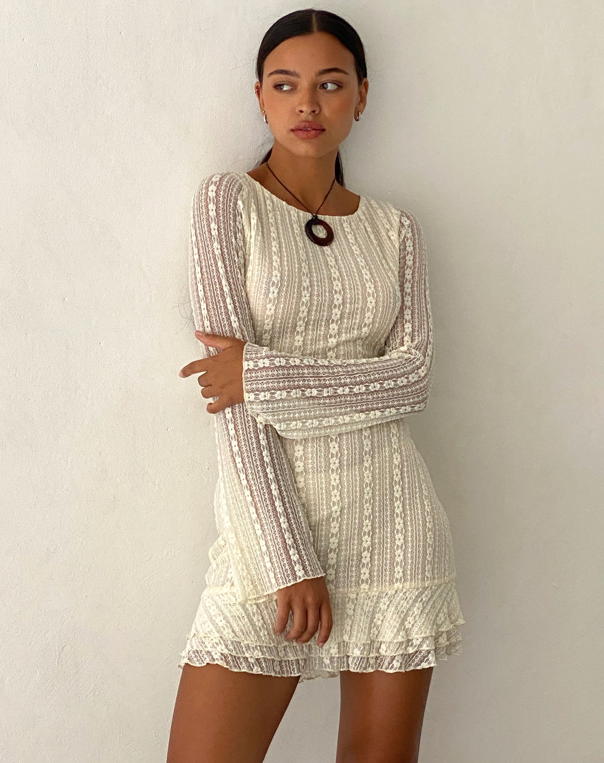 Imagen de Jeilani Mini Vestido de Encaje con Espalda Abierta en Crema