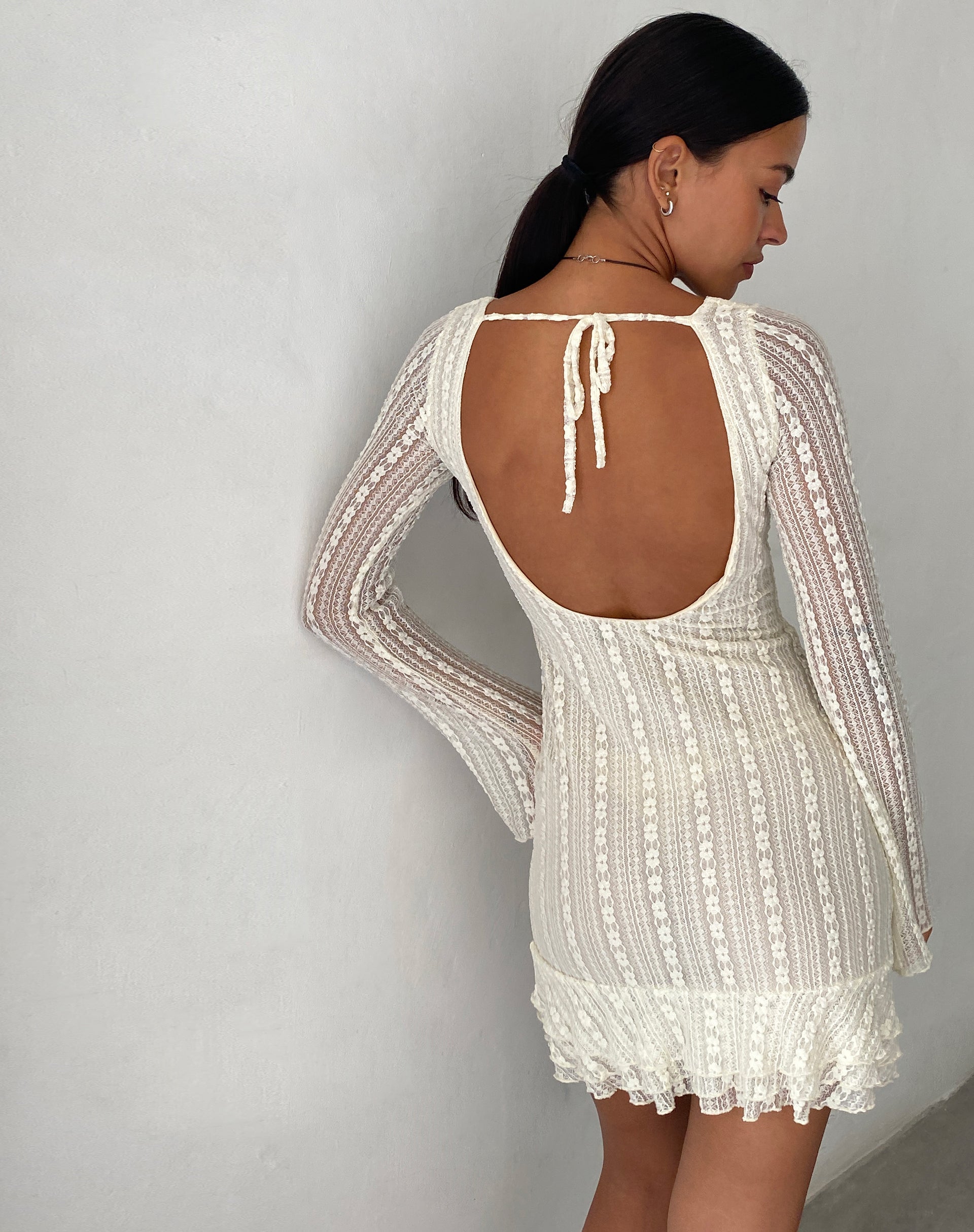 Imagen de Jeilani Mini Vestido de Encaje con Espalda Abierta en Crema