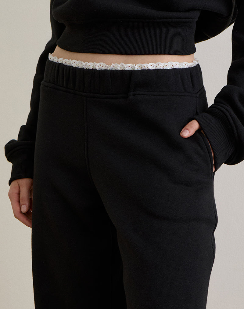 Imagen de Jenita Loose Jogger en negro con ribete picotado blanco