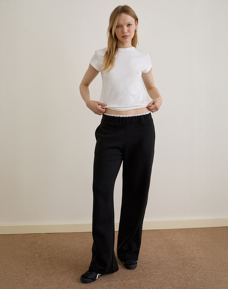 Jenita Loose Jogger en negro con ribete picotado blanco