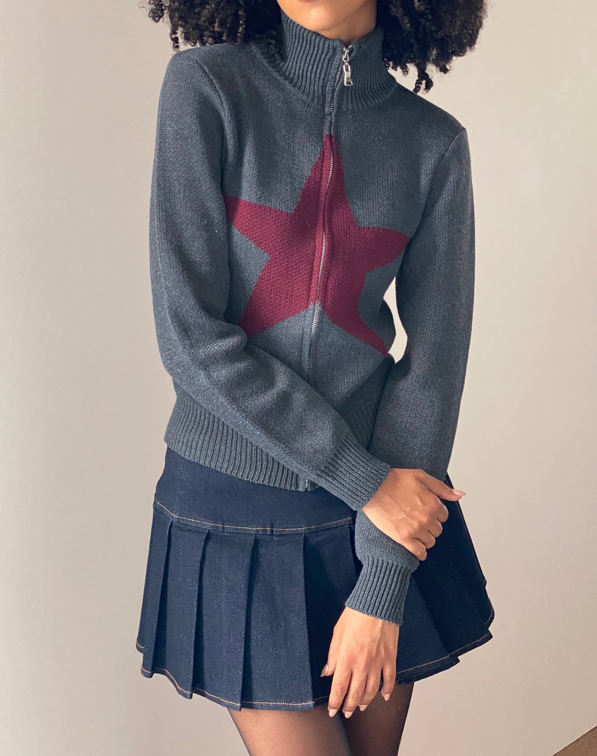 Imagen de Jimena Zip Through Cardigan in Grey with Burgundy Star Motif
