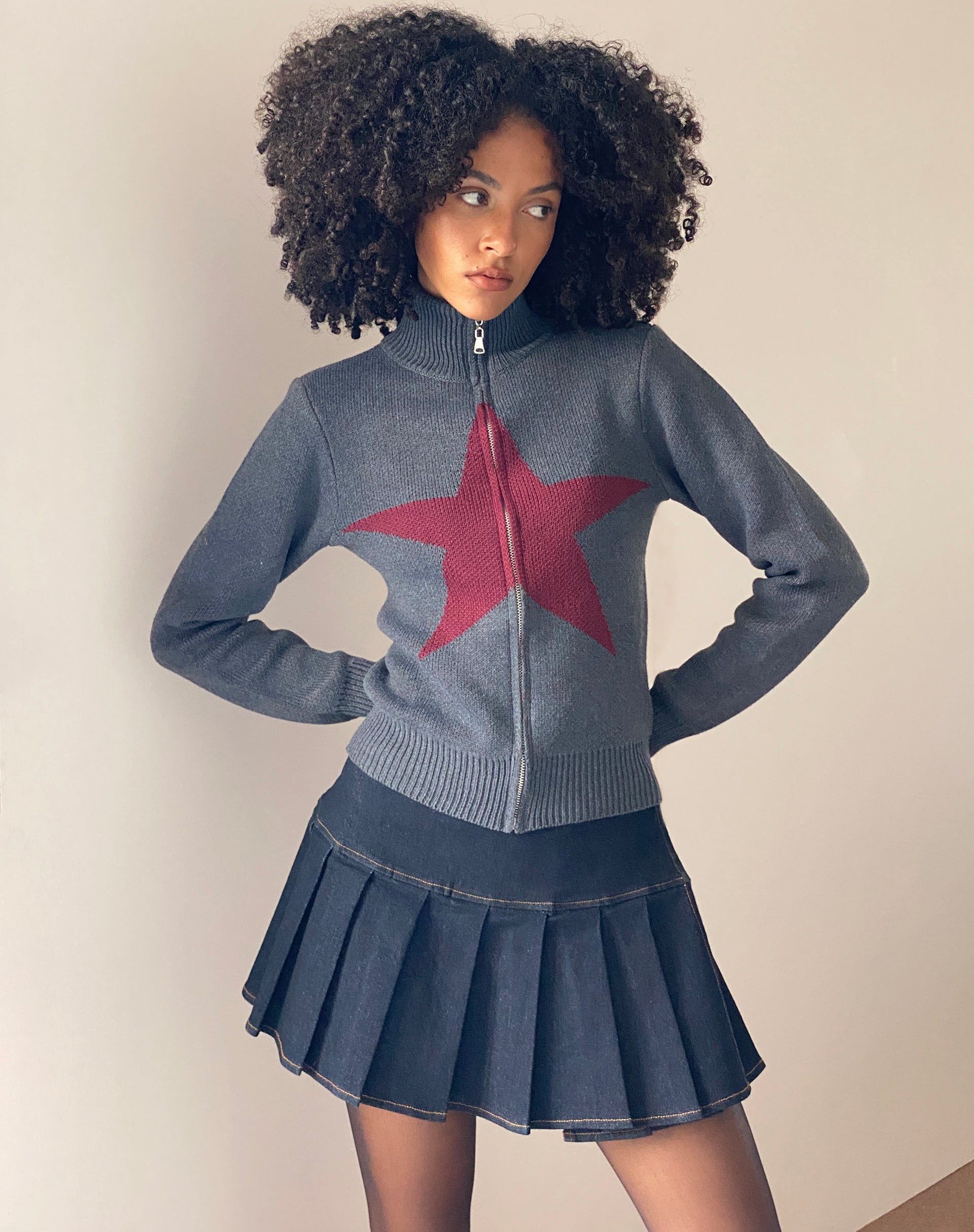 Imagen de Jimena Zip Through Cardigan in Grey with Burgundy Star Motif