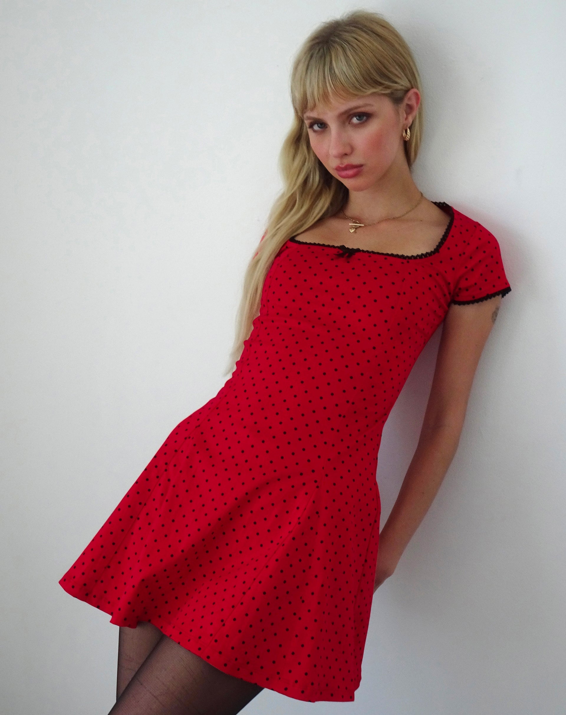 Imagen de Jinae Mini Vestido con Pliegues en Polka Sateen Rojo