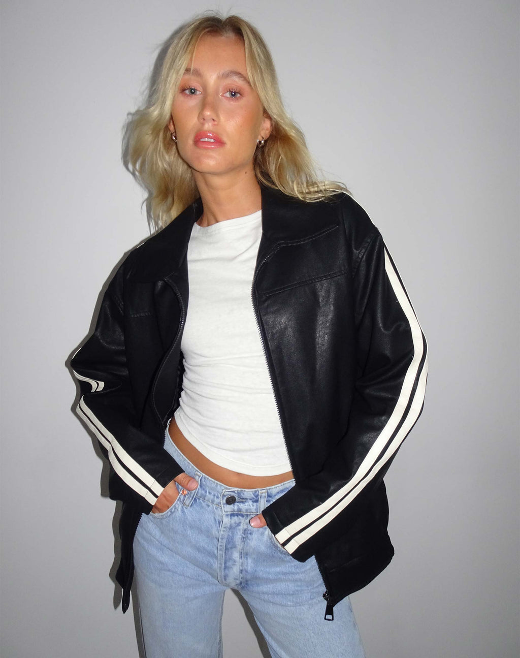 Chaqueta con cremallera Javana en PU negro con raya beige