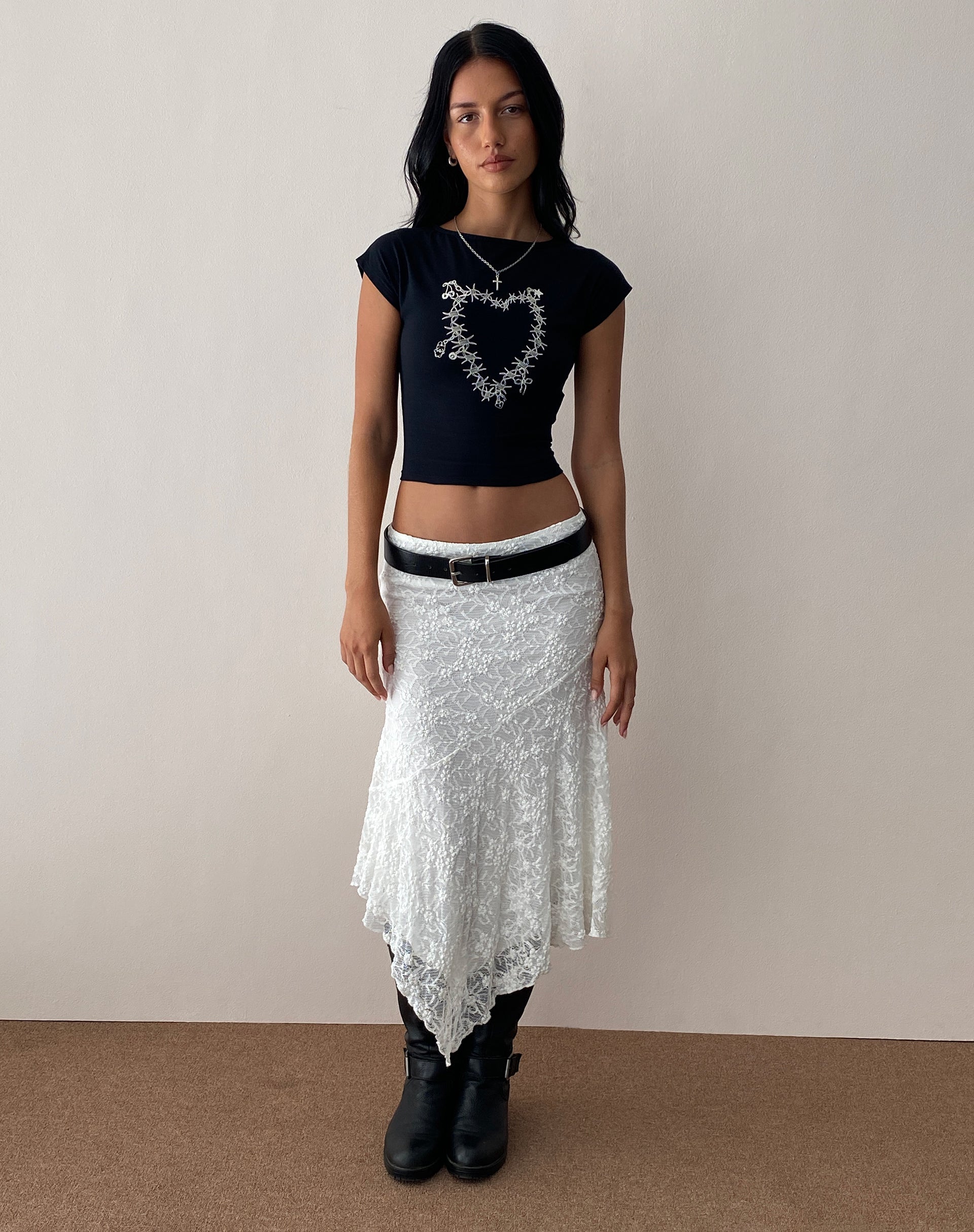 Imagen de Jonnet Tee in Black with Cutie Thorns Motif