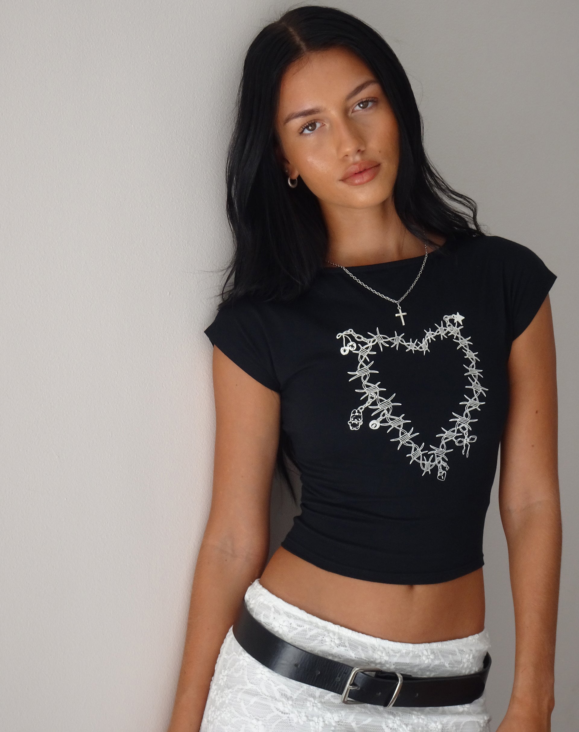 Imagen de Jonnet Tee in Black with Cutie Thorns Motif