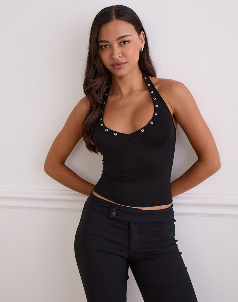 Top Jugo Cuello Haltern en Negro con Ojales