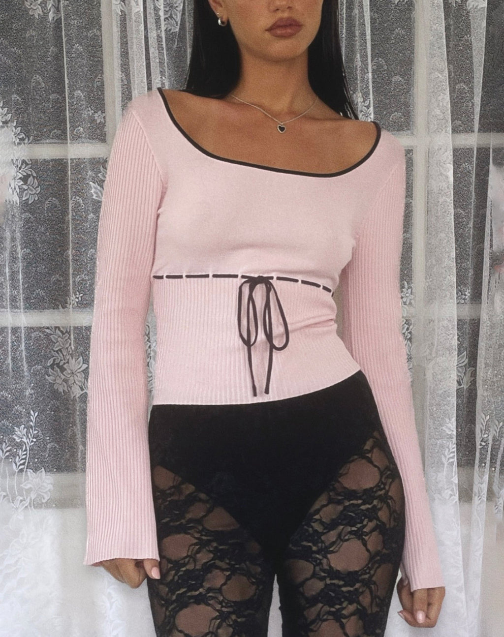 Juhye Top de punto de manga larga en rosa rubor con ribete negro