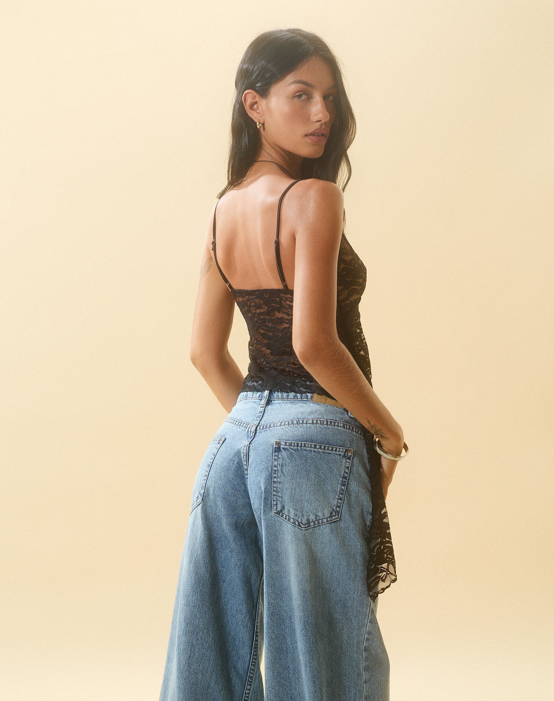imagen de Kacha Cami Top en encaje negro azabache