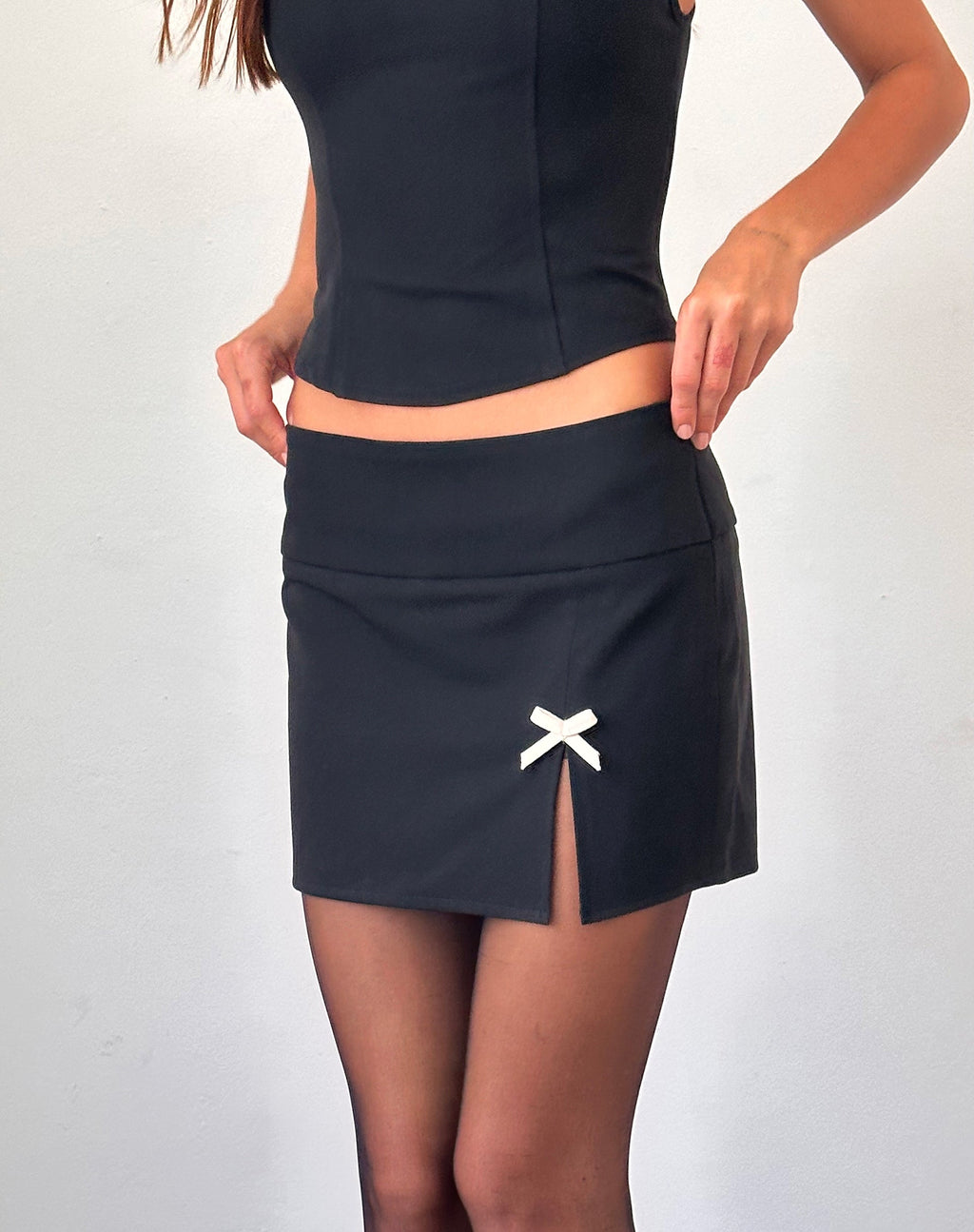 Minifalda Yanti en negro con lazos marfil