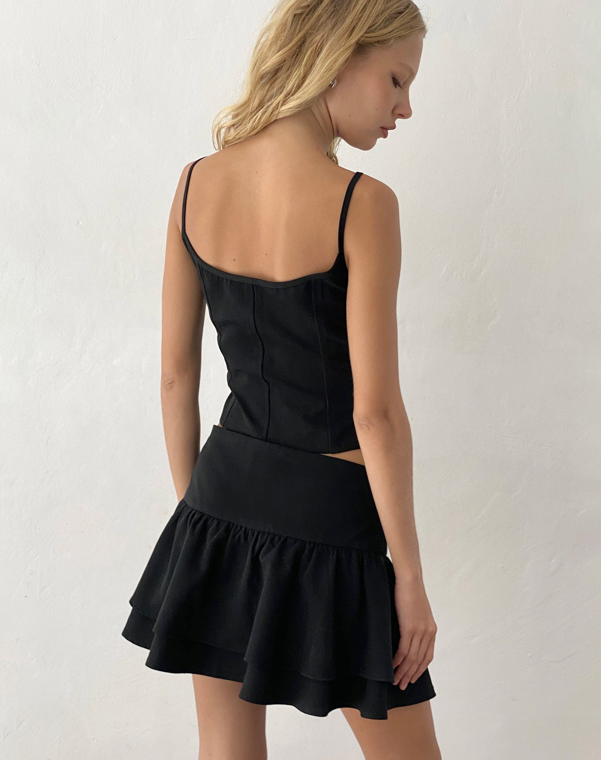 Imagen de Kaida Ivory Corset Detail Top in Tailoring Negro