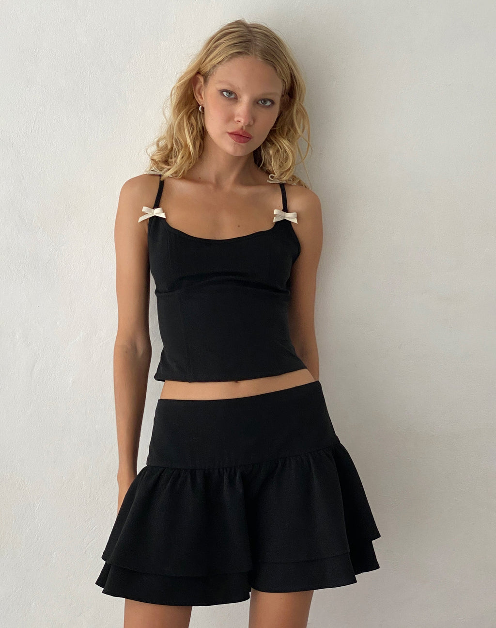 Minifalda sastre plisada Samrina en negro