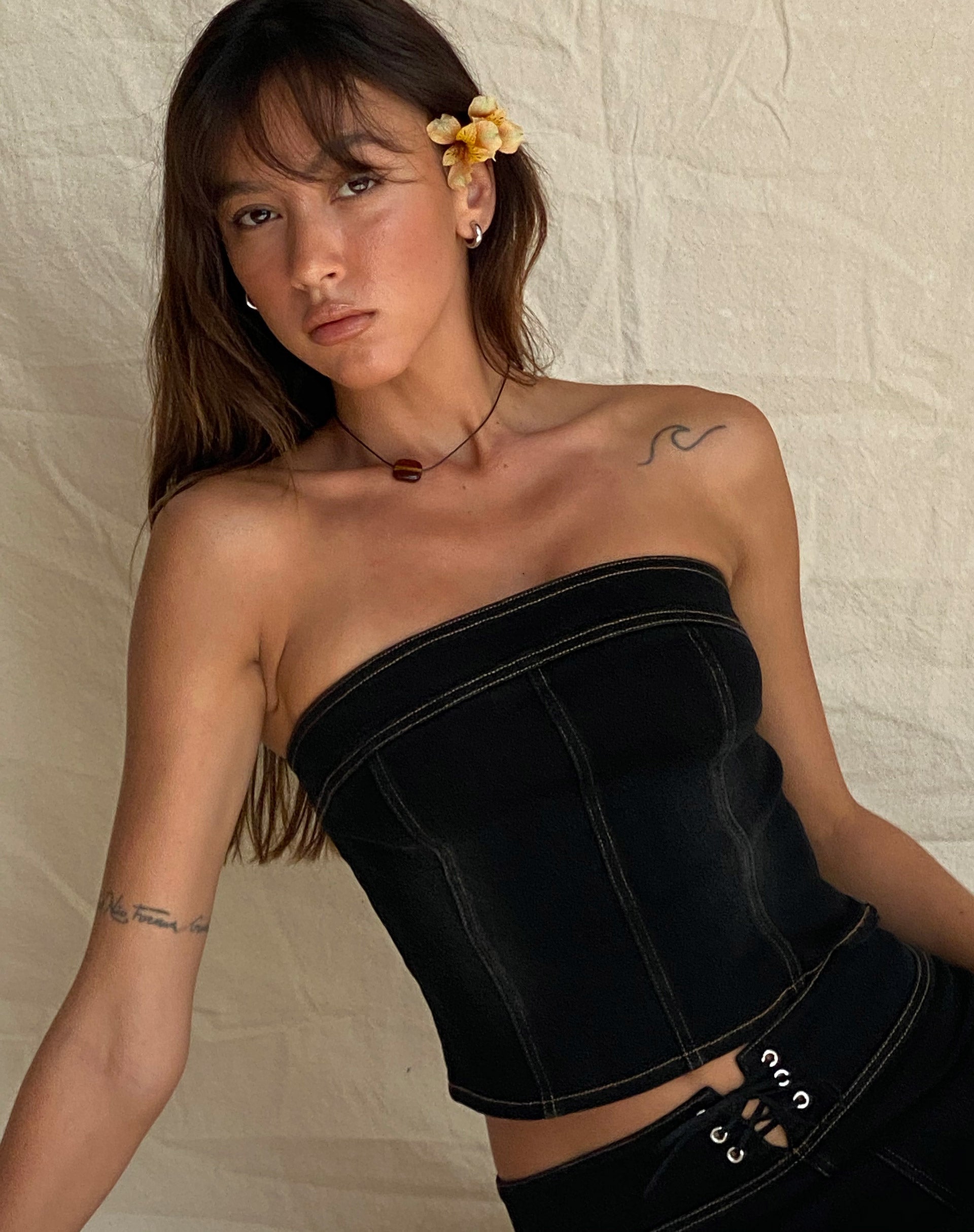 Imagen de Kaiha Denim Bandeau Corset Top en Black Wash