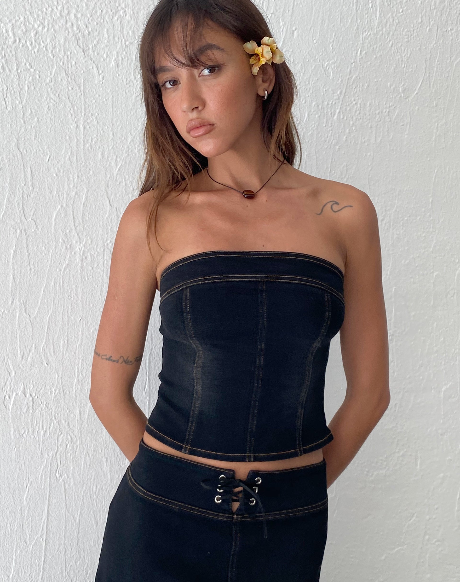Imagen de Kaiha Denim Bandeau Corset Top en Black Wash