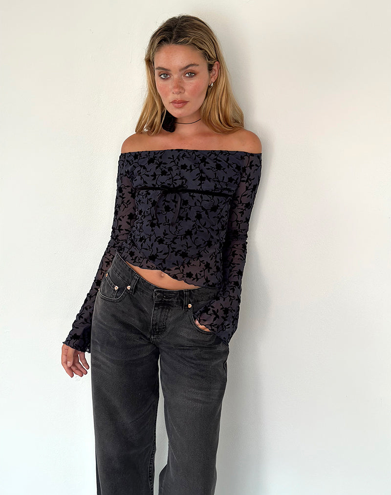 Top Bardot de Manga Larga Kareena en Pretty Petal Flock Azul Marino