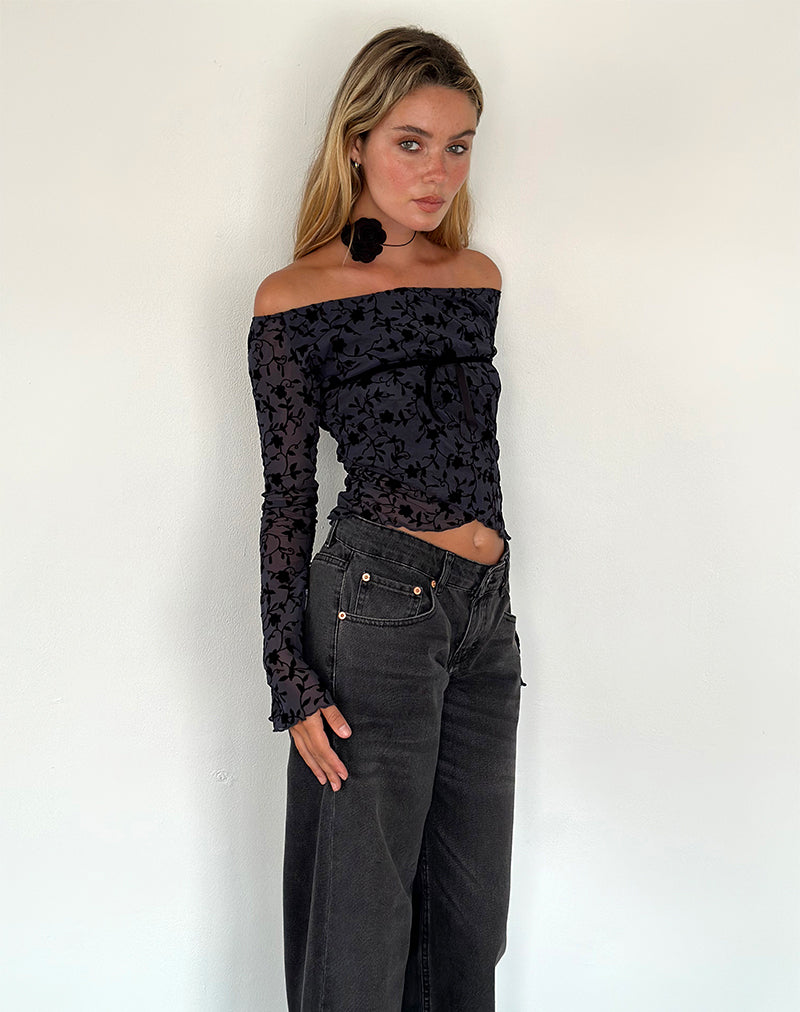 Imagen de Kareena Top Bardot de manga larga en Pretty Petal Flock Azul marino