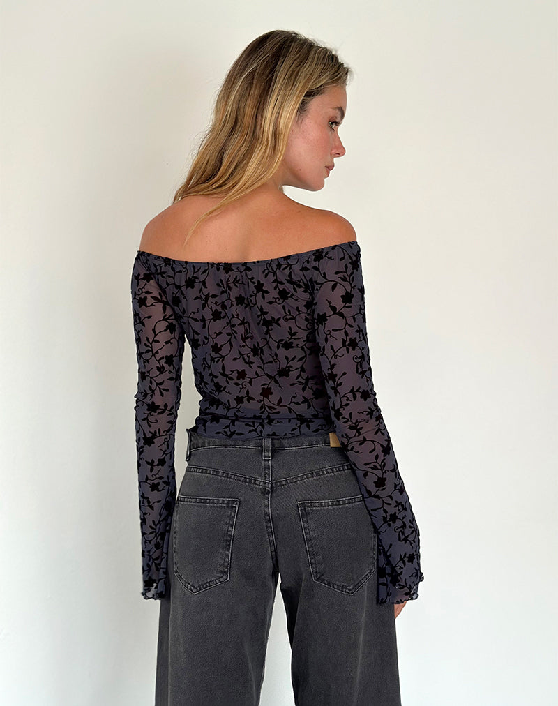 Imagen de Kareena Top Bardot de manga larga en Pretty Petal Flock Azul marino