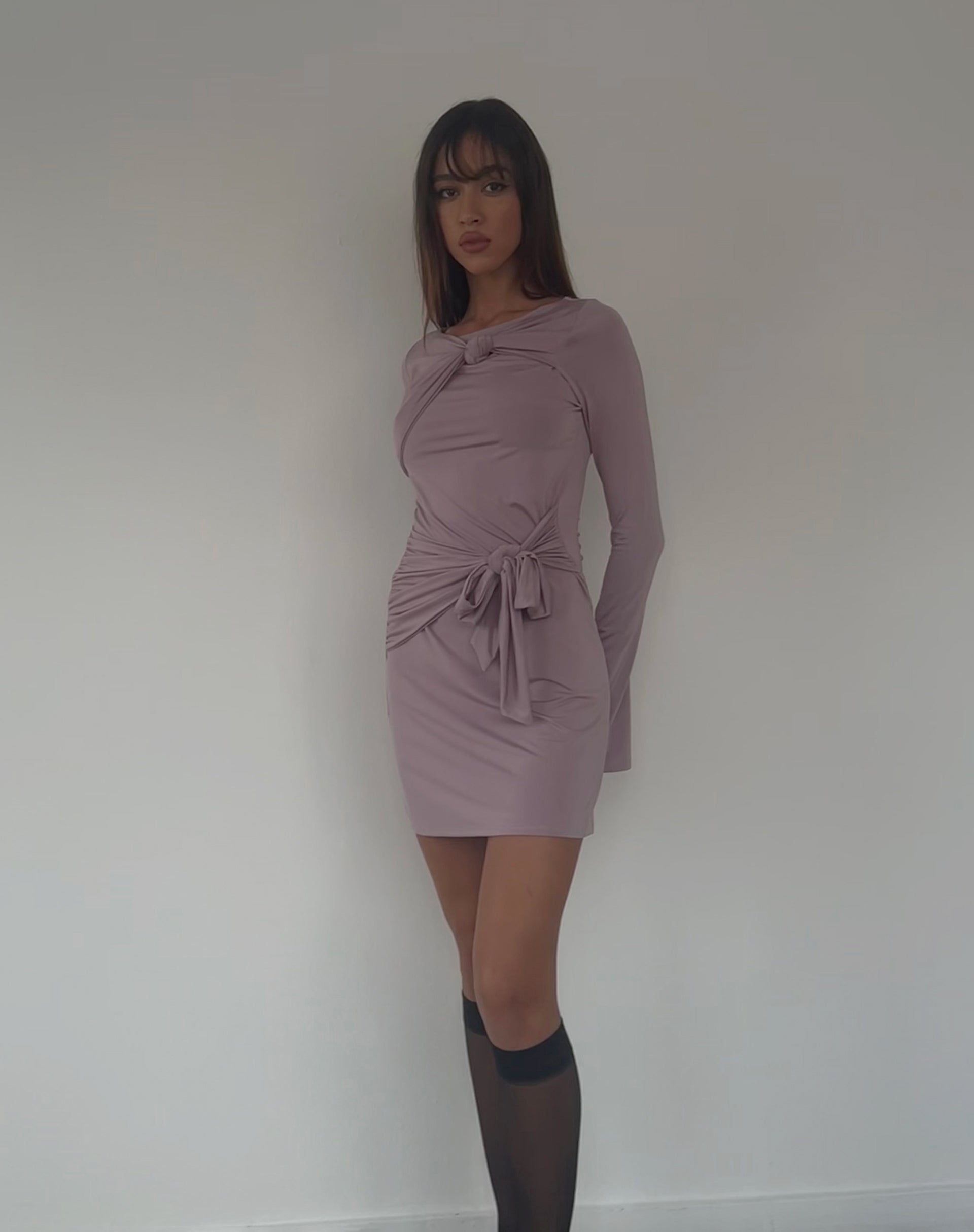 Imagen del minivestido Kari Knot en Slinky Mauve