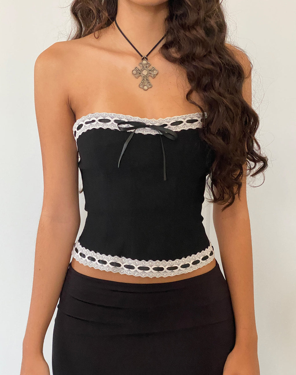 Top corsé con borde de encaje Karida en negro