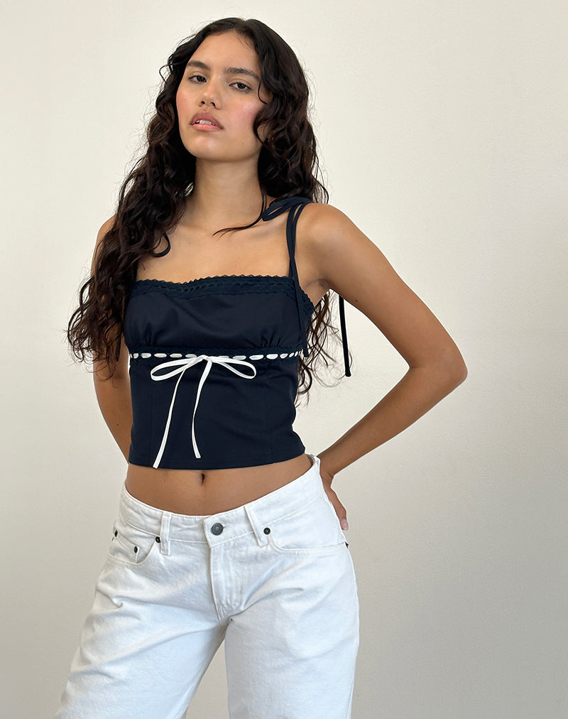 Cami Top Karisa en azul marino con ribete blanco