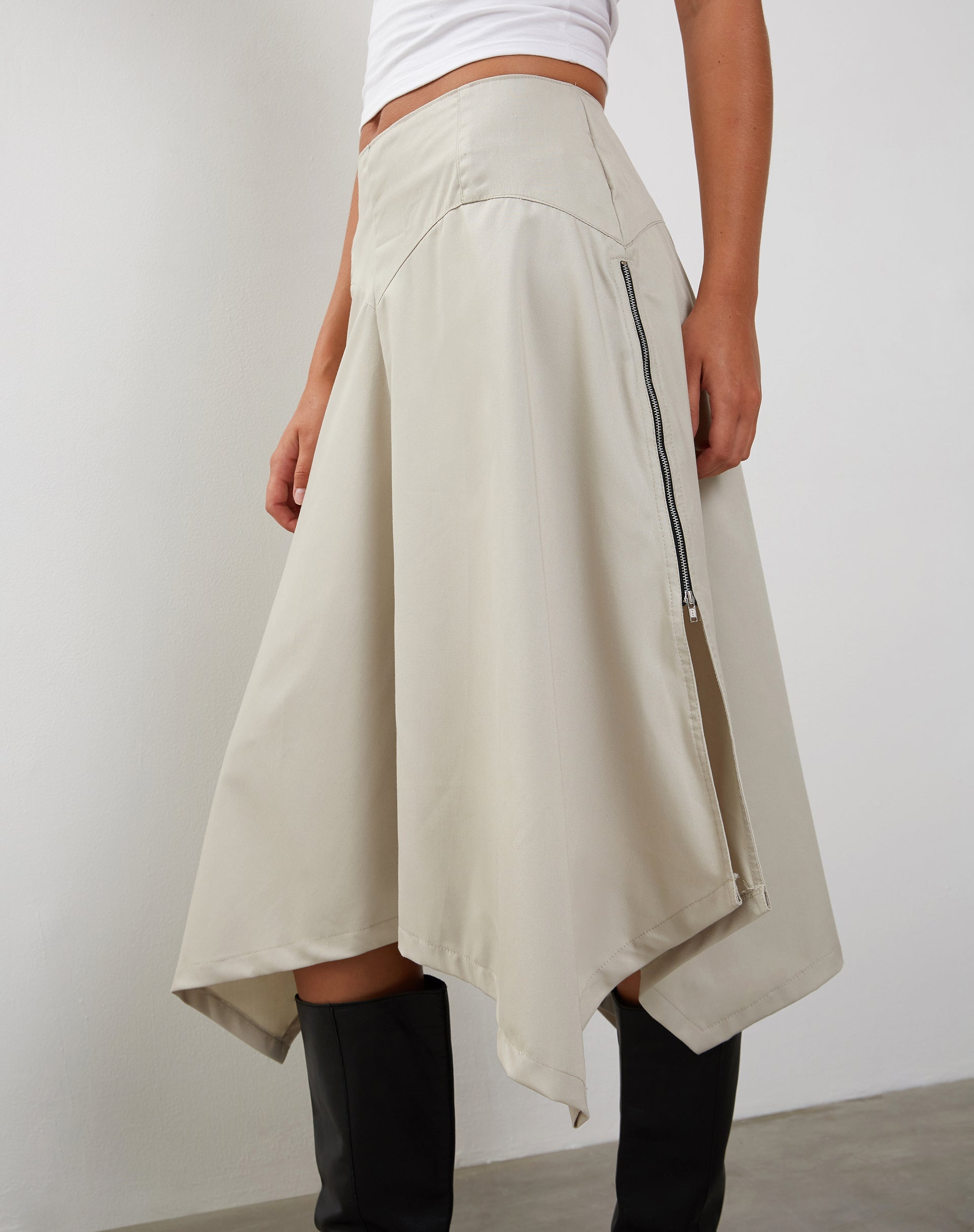 Imagen de MOTEL X JACQUIE Karsyn Falda Midi Asimétrica en Avena
