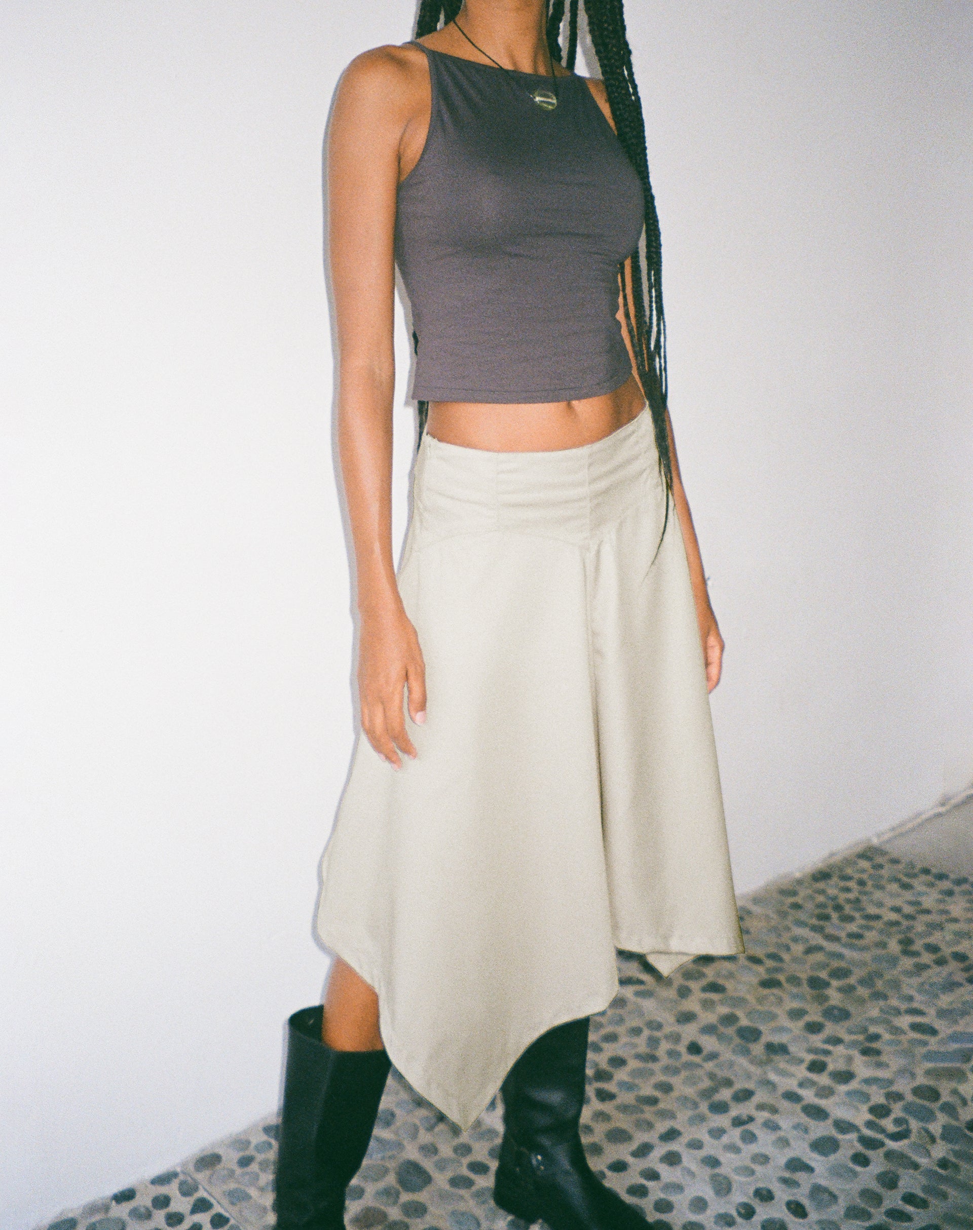 Imagen de MOTEL X JACQUIE Karsyn Falda Midi Asimétrica en Avena