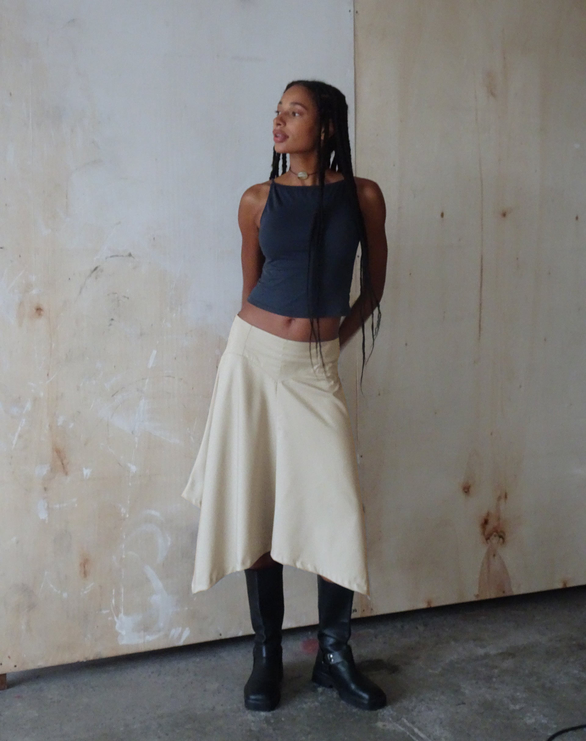 Imagen de MOTEL X JACQUIE Karsyn Falda Midi Asimétrica en Avena